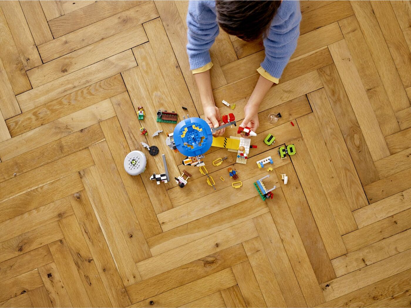 Конструктор LEGO Creator Ярмарочная карусель 595 дет. - фото 4