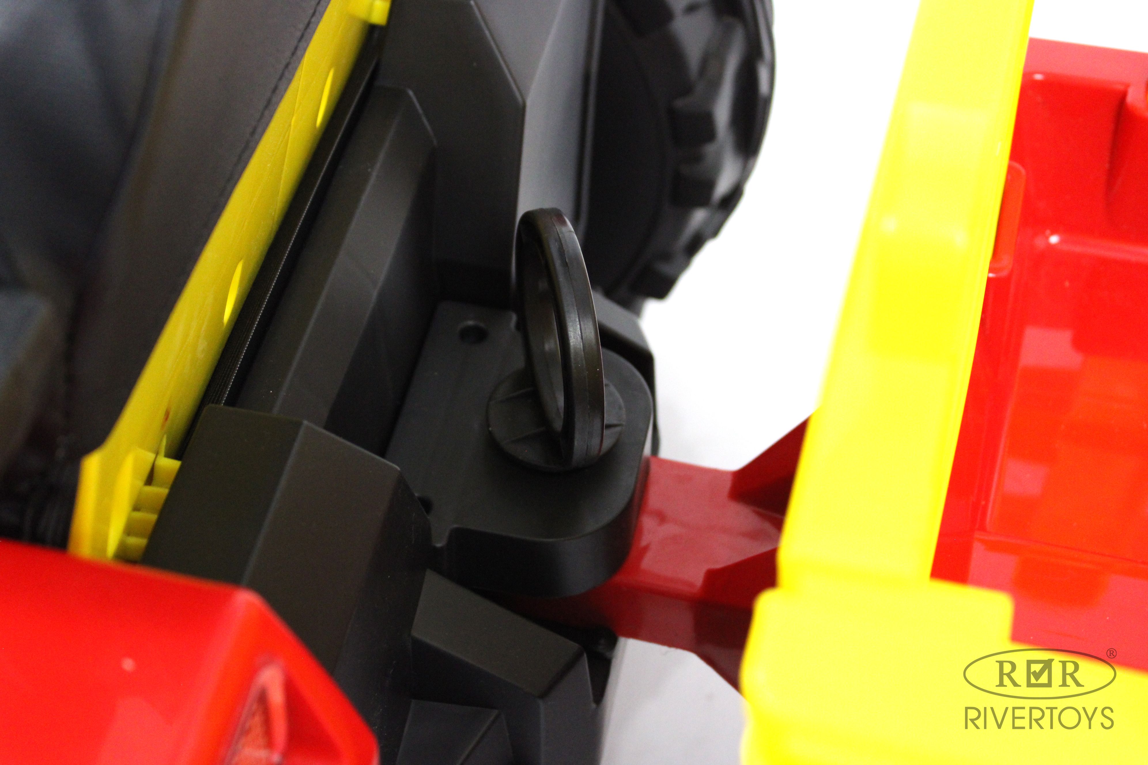 Электромобиль RIVERTOYS O555OO-RED С пультом ДУ - фото 13