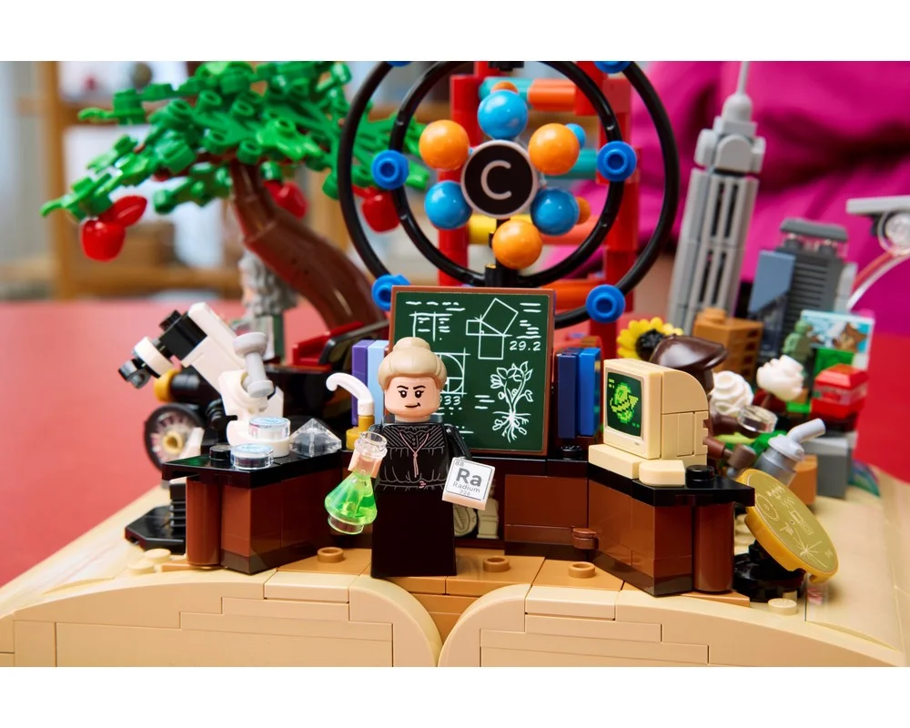 Конструктор LEGO Ideas 21355 879 дет. - фото 10
