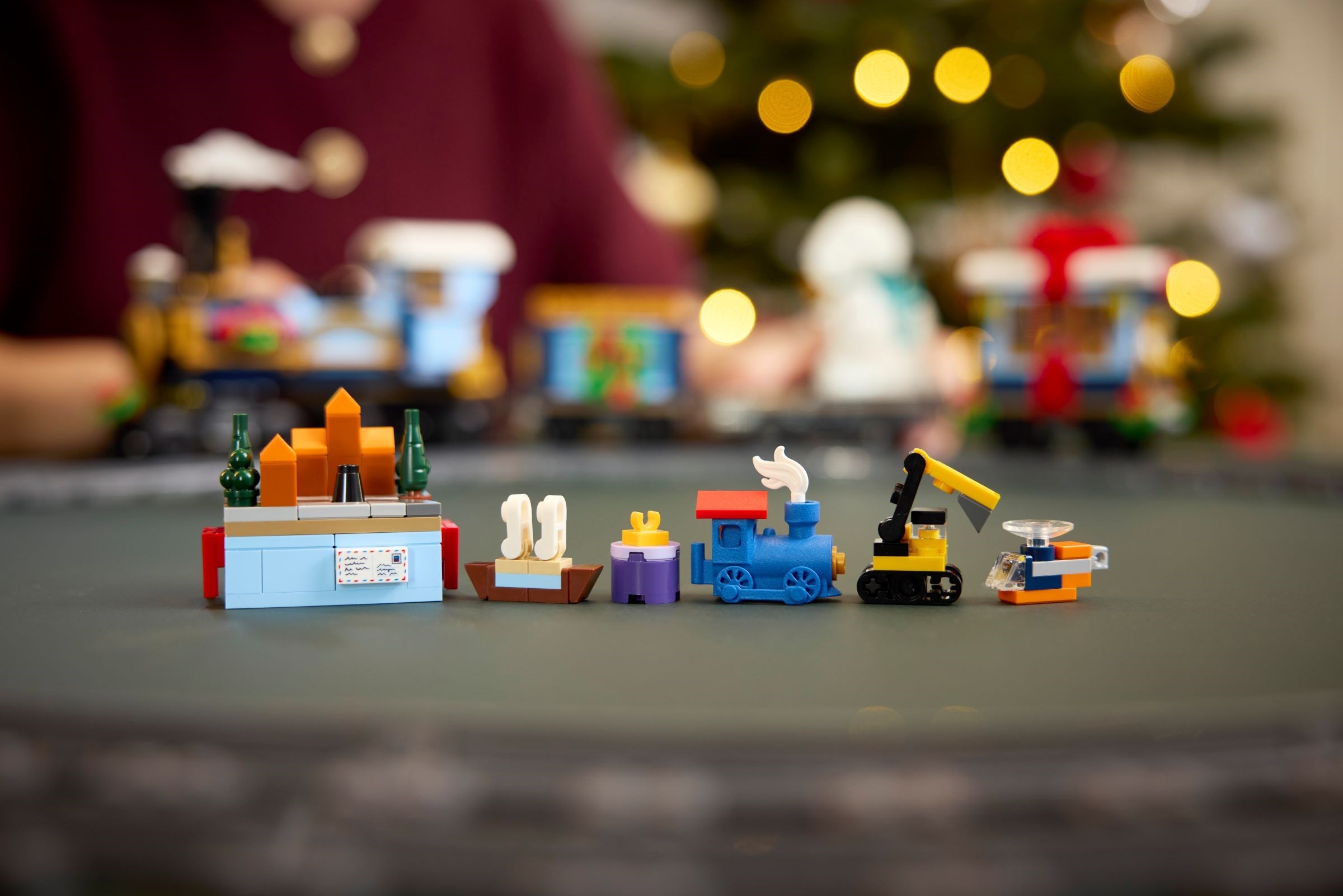 Конструктор LEGO Icons 10361 956 дет. - фото 4