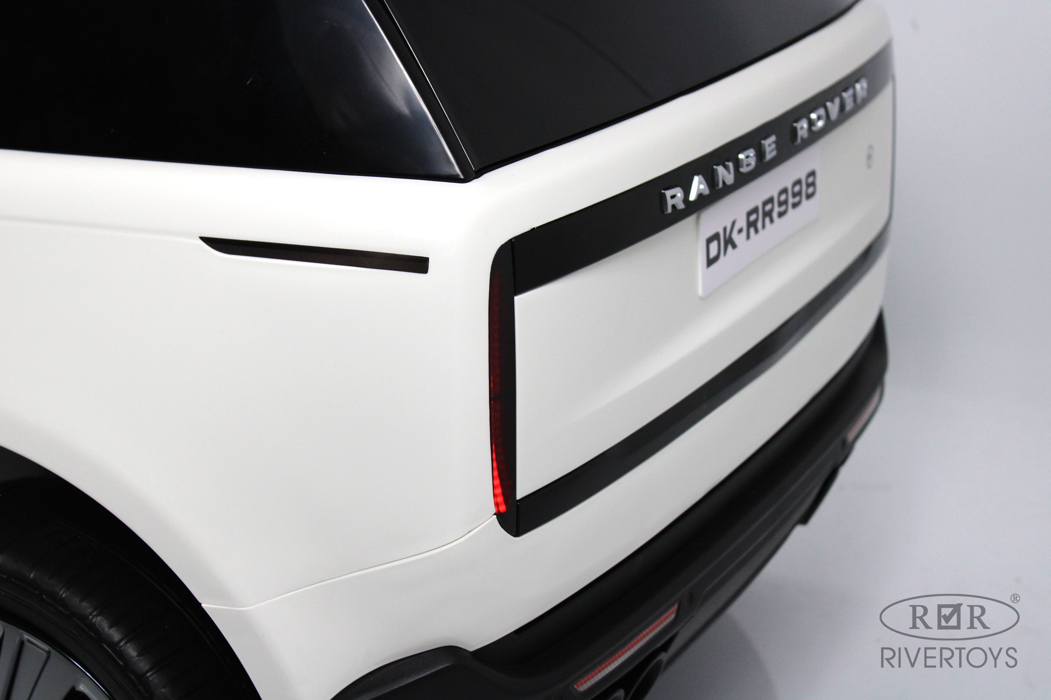 Электромобиль RIVERTOYS Y999YY-WHITE С пультом ДУ - фото 7