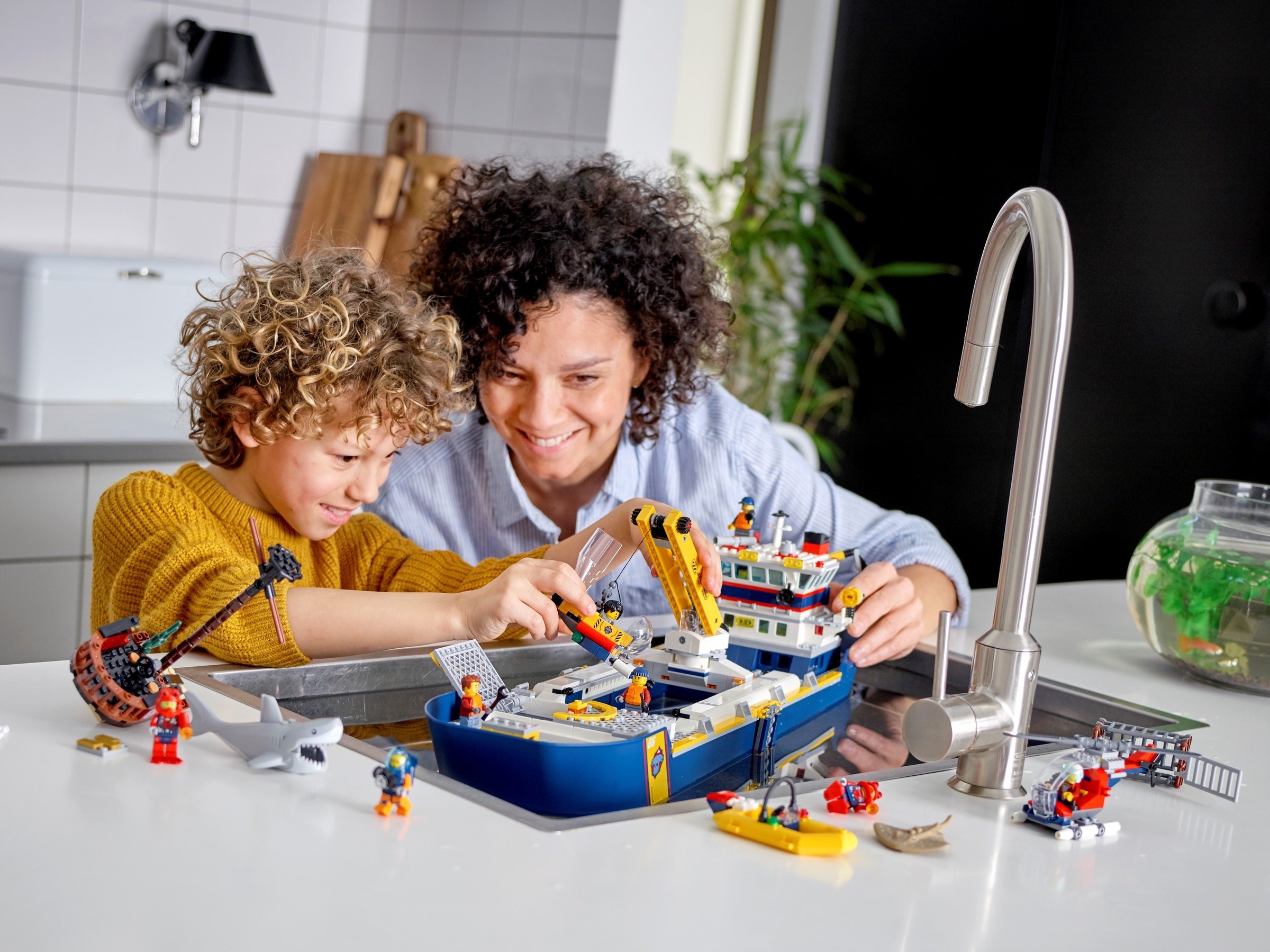 Конструктор LEGO City 60266 745 дет. - фото 9
