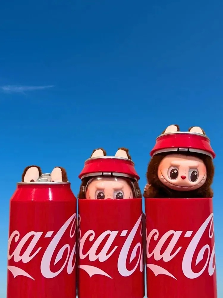 Мягкая игрушка CASTLELADY Лабубу в банке Coca-Cola 18 см - фото 12