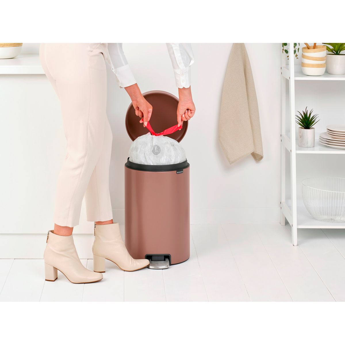 Бак мусорный Brabantia NewIcon с педалью светло-коричневый 20л 234026 - фото 9