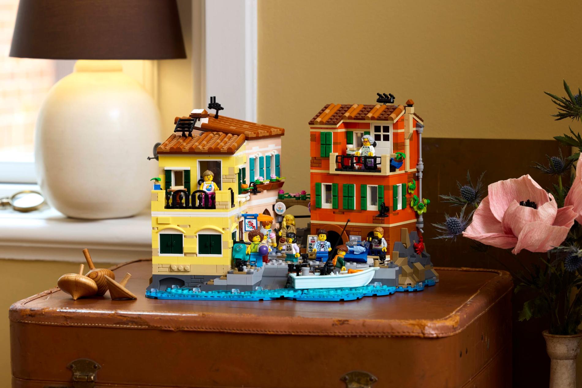 Конструктор LEGO Ideas 21359 3251 дет. - фото 6