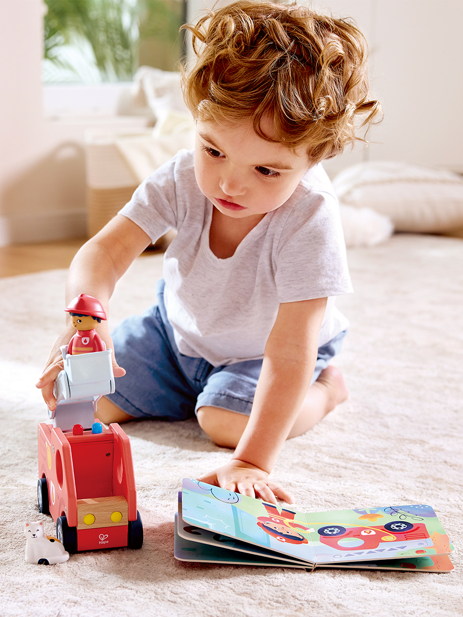Изображение товара Игровой набор Hape Пожарная машина с книгой для детей от 1 года