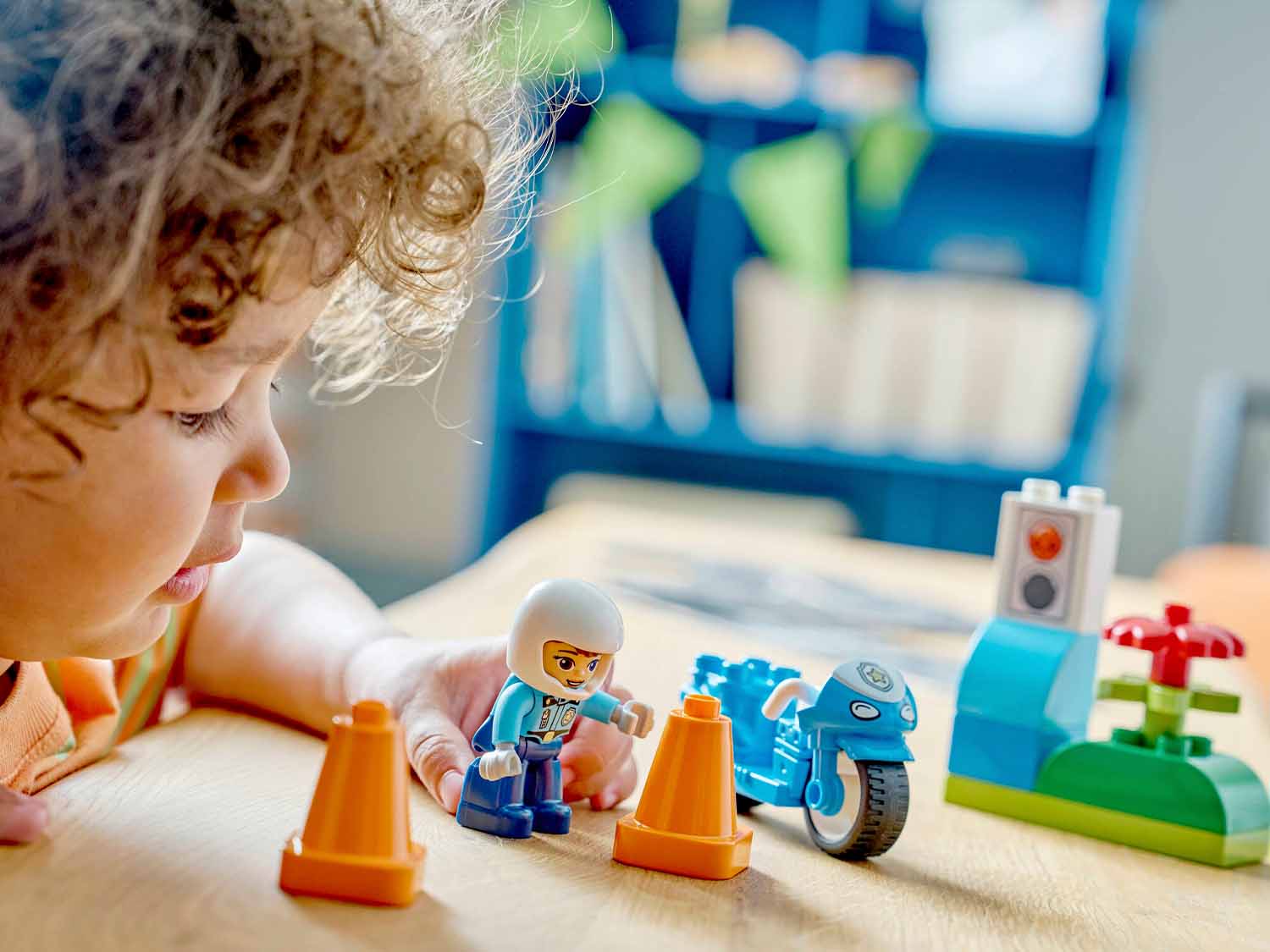 Конструктор LEGO DUPLO Синий полицейский мотоцикл 11 дет. - фото 8