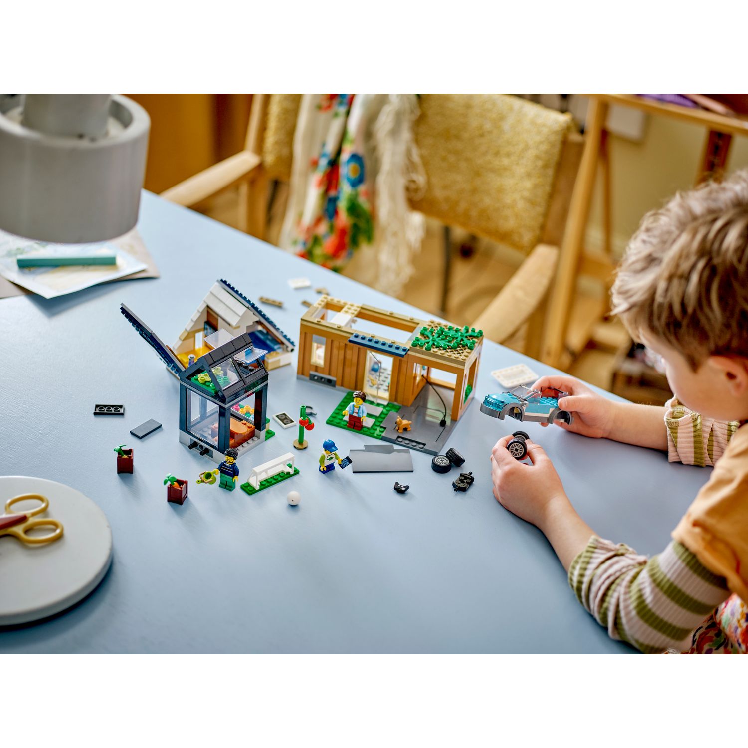 Конструктор LEGO City Family House and Electric Car блочный - фото 10
