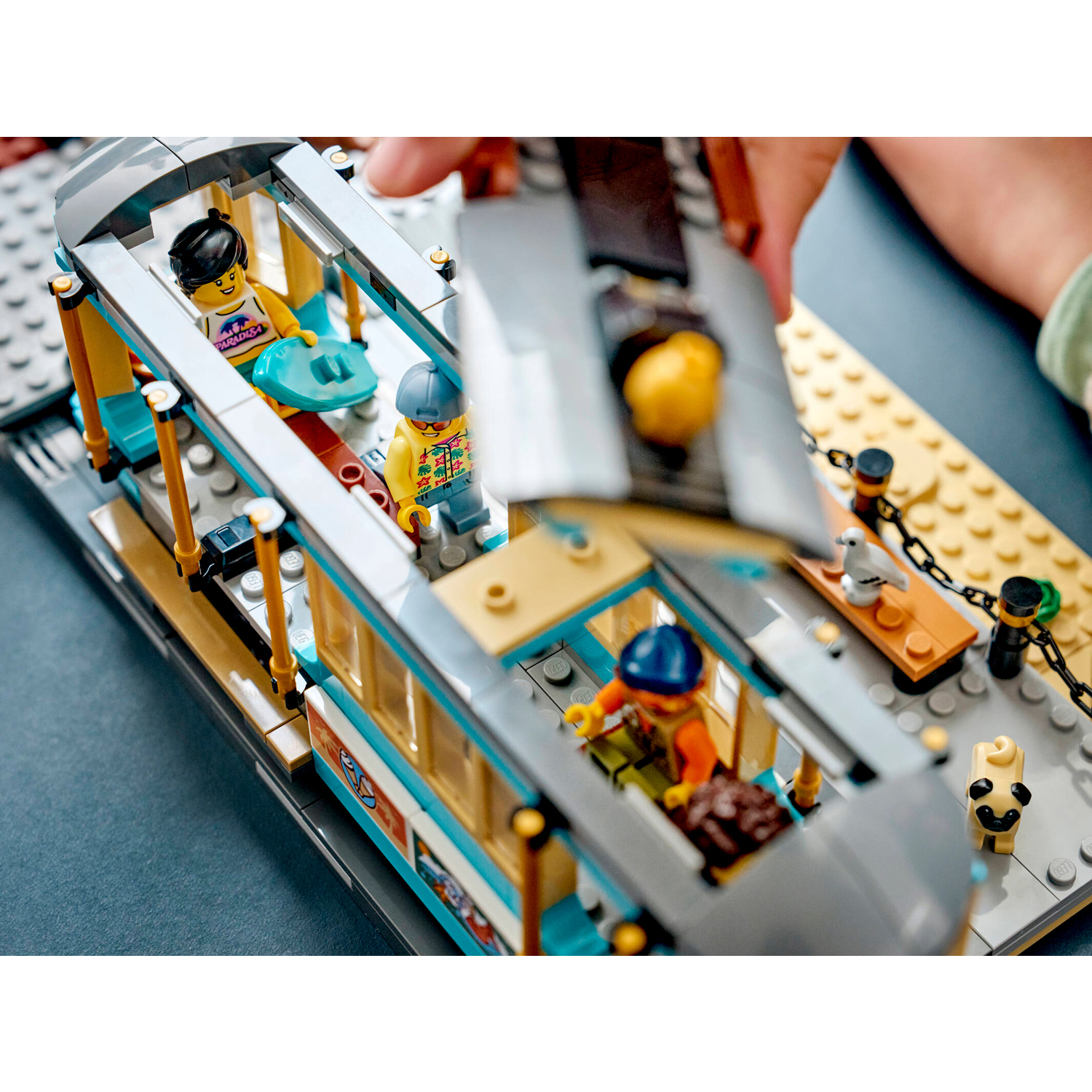 Конструктор LEGO City Классический пляжный трамвай 693 дет. - фото 11