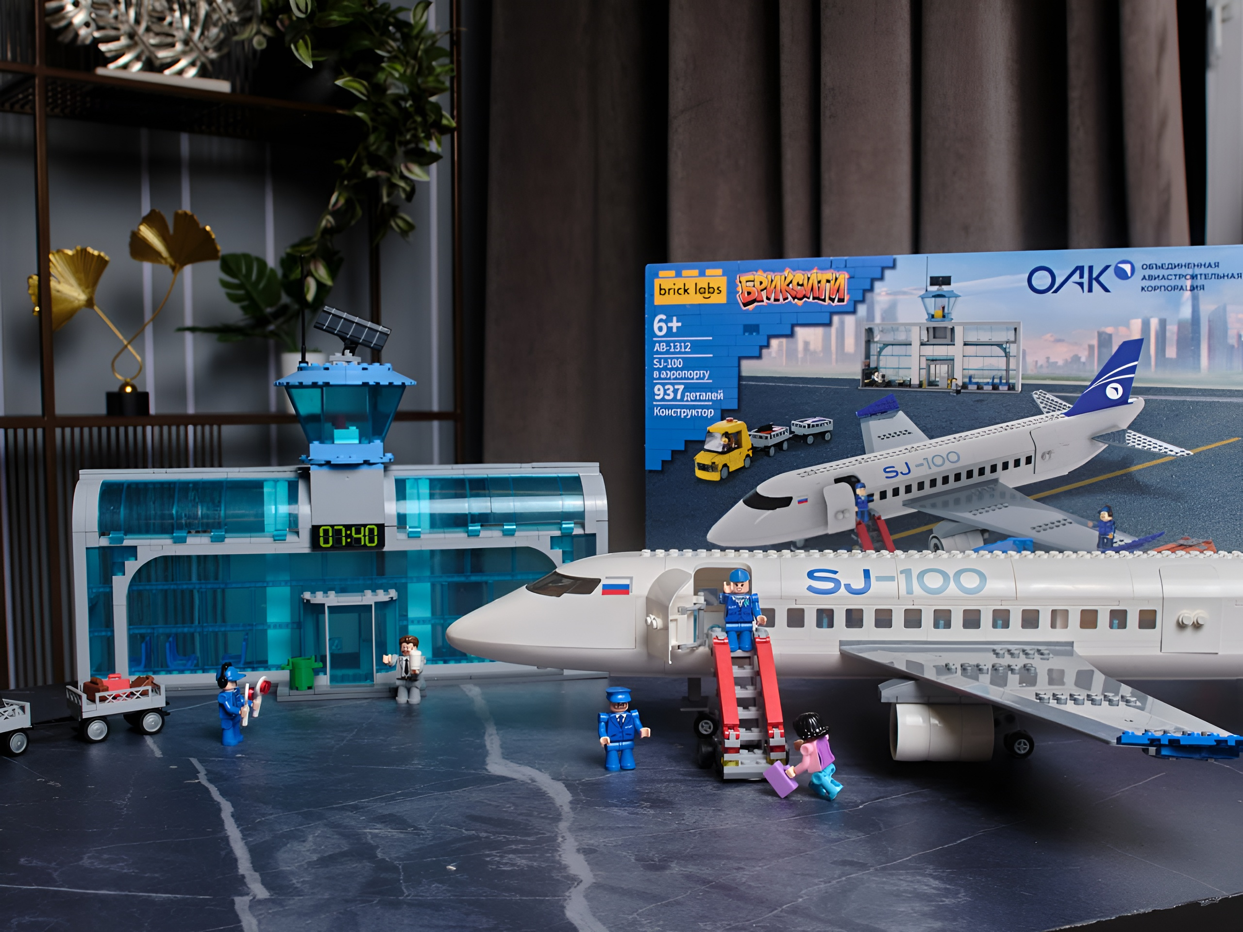 Конструктор brick labs Самолет SJ-100 в аэропорту из мини-блоков 939 дет. - фото 7