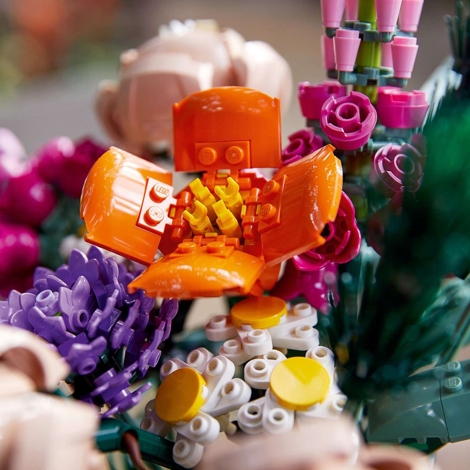 Конструктор LEGO Botanicals Букет цветов 756 дет. - фото 12