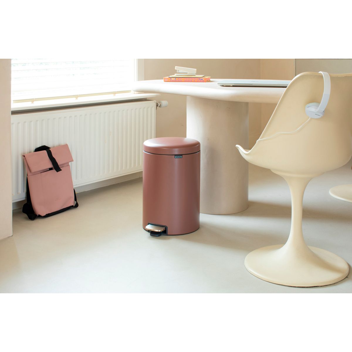 Бак мусорный Brabantia NewIcon с педалью светло-коричневый 20л 234026 - фото 6