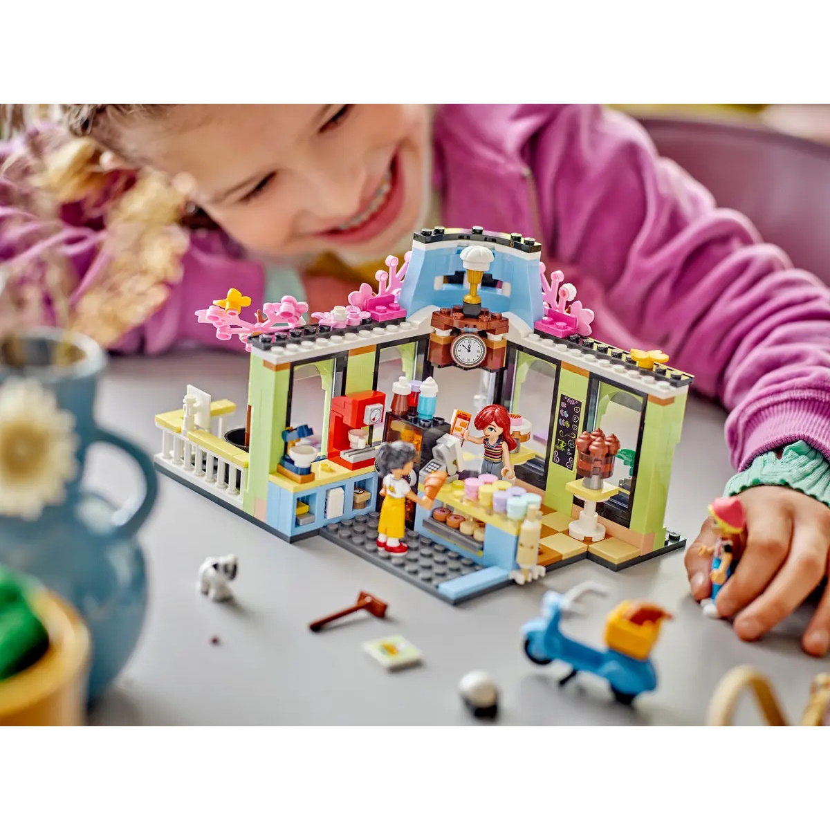 Конструктор LEGO Friends Кафе Хартлейк Сити 426 дет. - фото 13