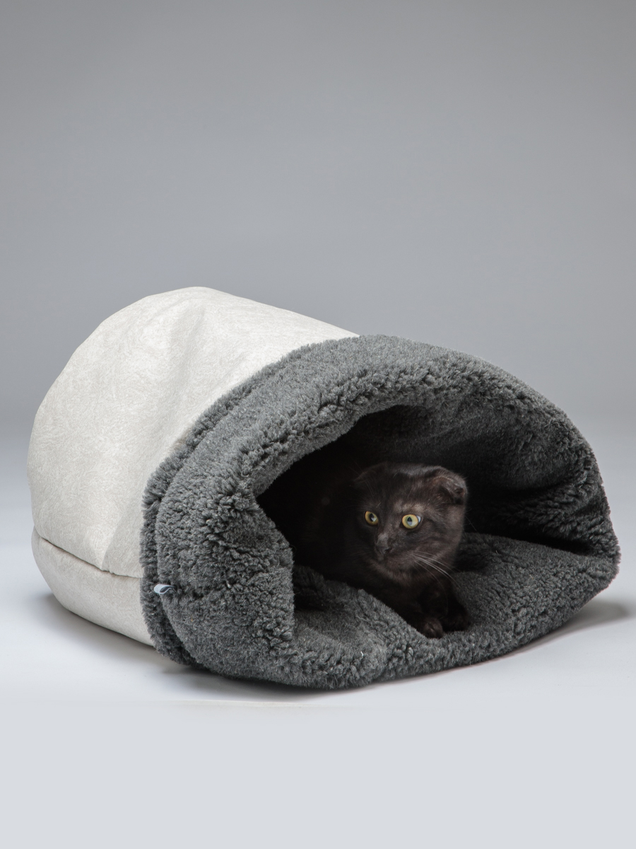 Домик для кошек и собак Пятница Нора с овчиной 50х38х50 см темно-серый - фото 8