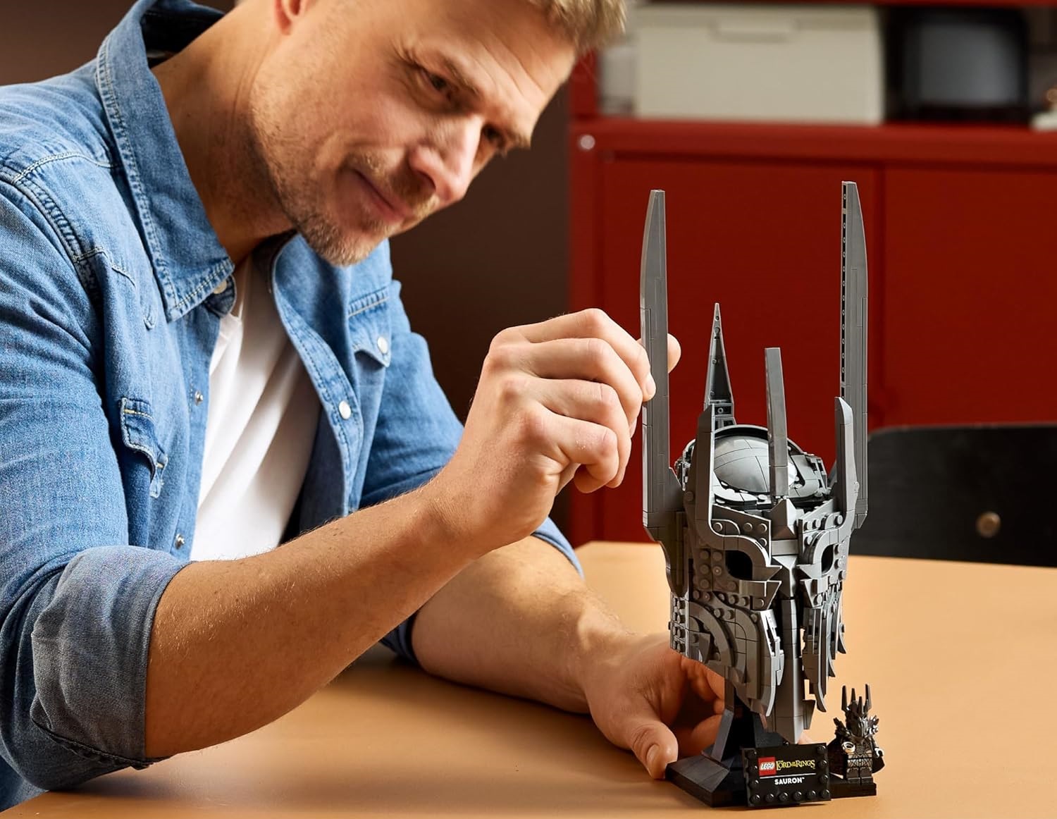 Конструктор LEGO Icons Шлем Саурона 538 дет. - фото 6