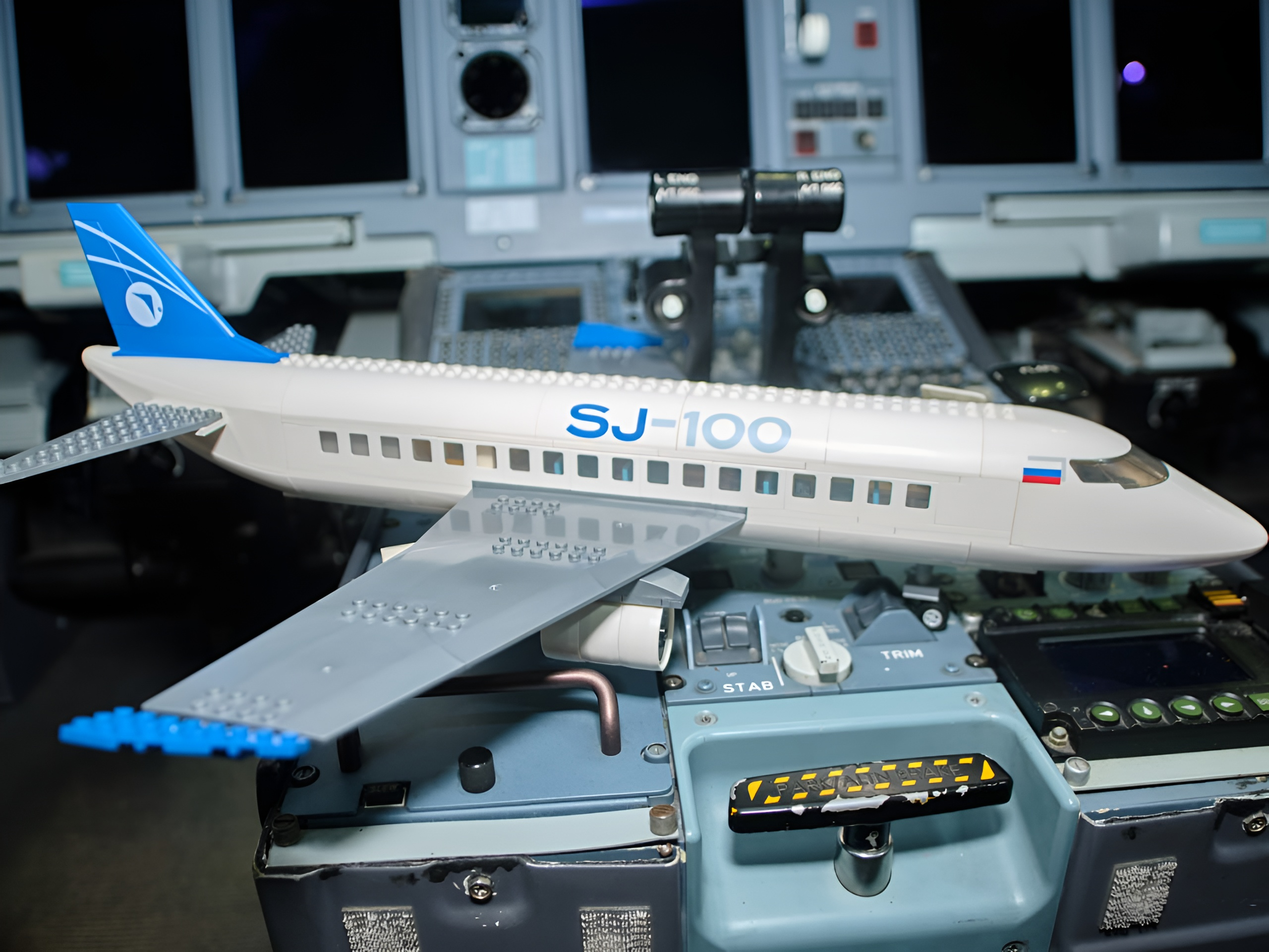 Конструктор brick labs Самолет SJ-100 в аэропорту из мини-блоков 939 дет. - фото 8