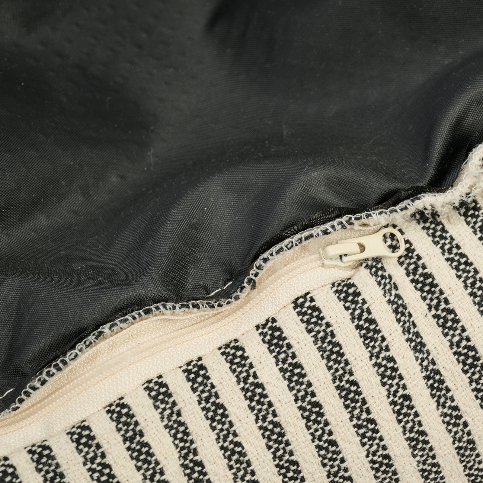 Лежанка для животных Не один дома Stripe Dream M 61*48*18см черно-белый - фото 7