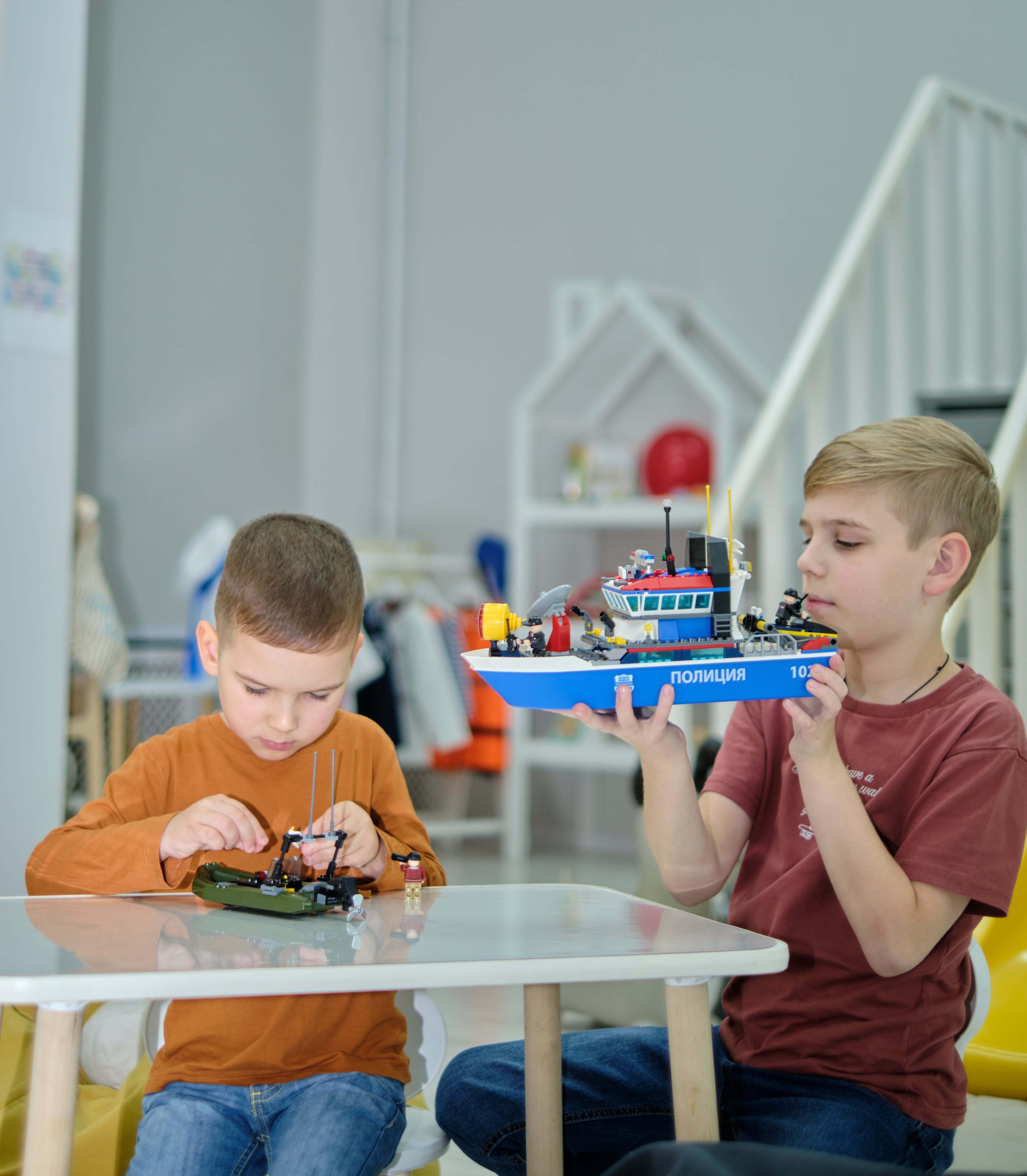 Конструктор brick labs Катер полиции 354 дет. - фото 3