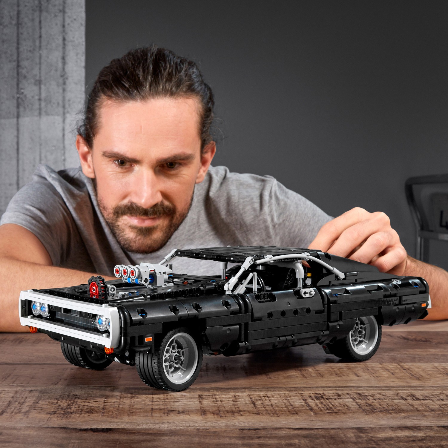 Конструктор LEGO Technic Dodge Charger Доминика Торетто 1077 дет. - фото 14