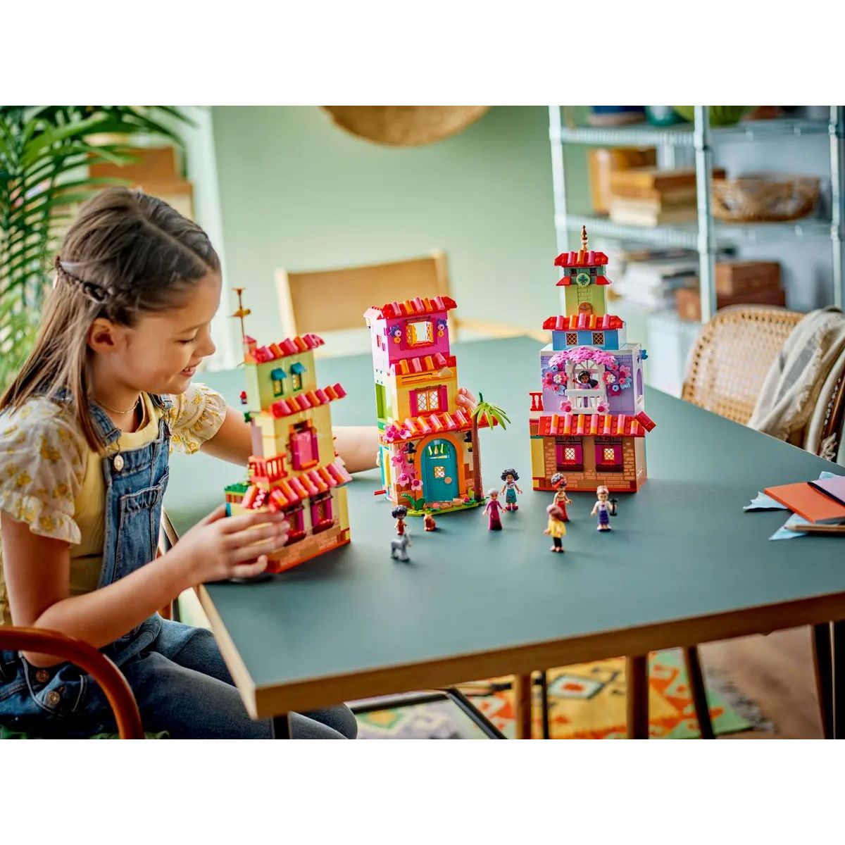Конструктор LEGO Disney Волшебный дом Мадригал блочный - фото 12