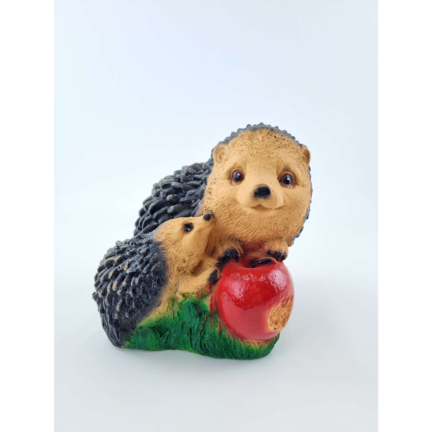 Фигура садовая . Два ежа с яблоком - фото 1