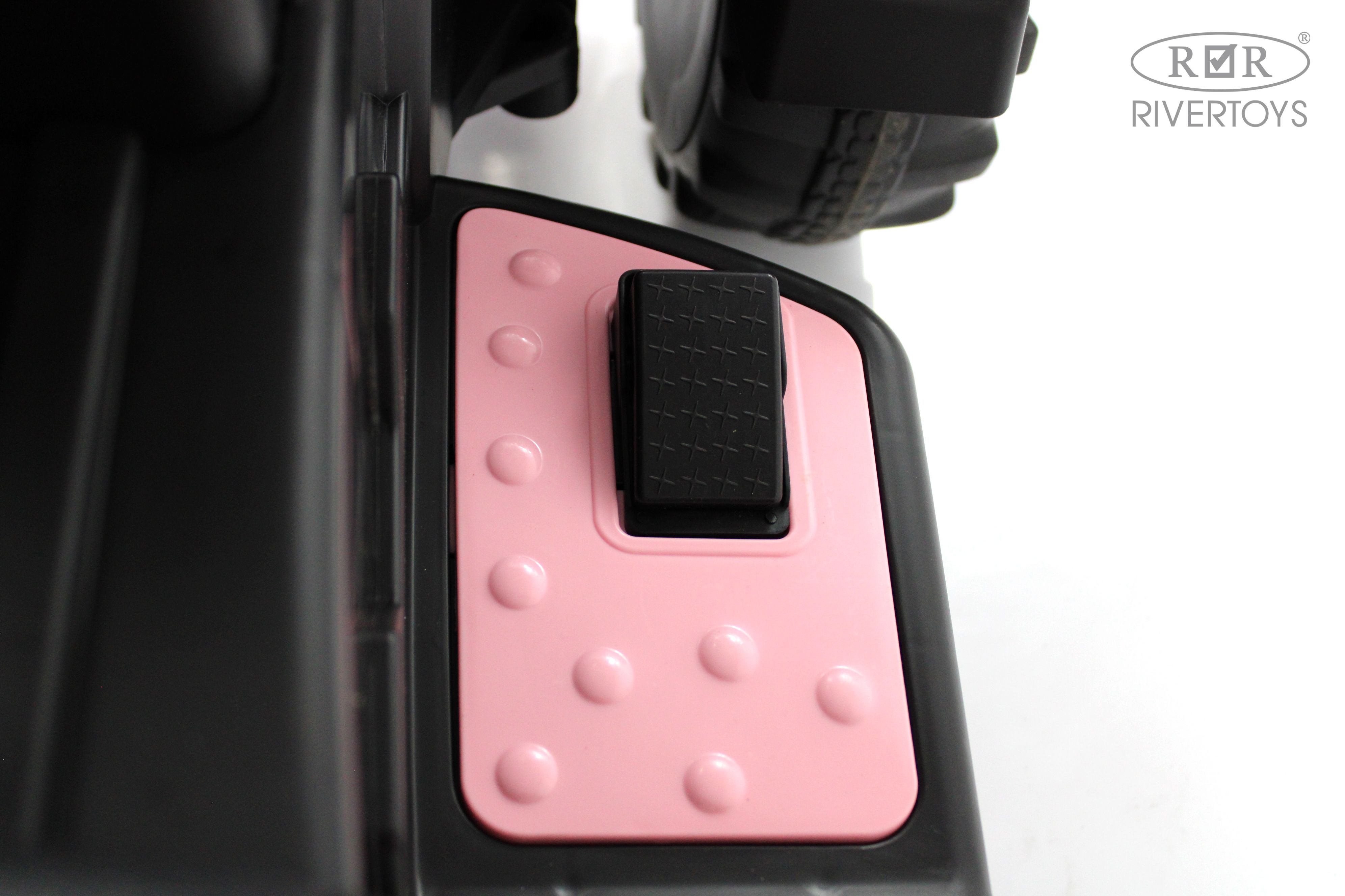 Электромобиль RIVERTOYS O555OO-PINK С пультом ДУ - фото 5