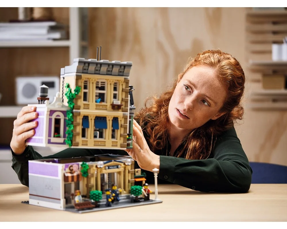 Конструктор LEGO Creator Expert 10278 2903 дет. - фото 22