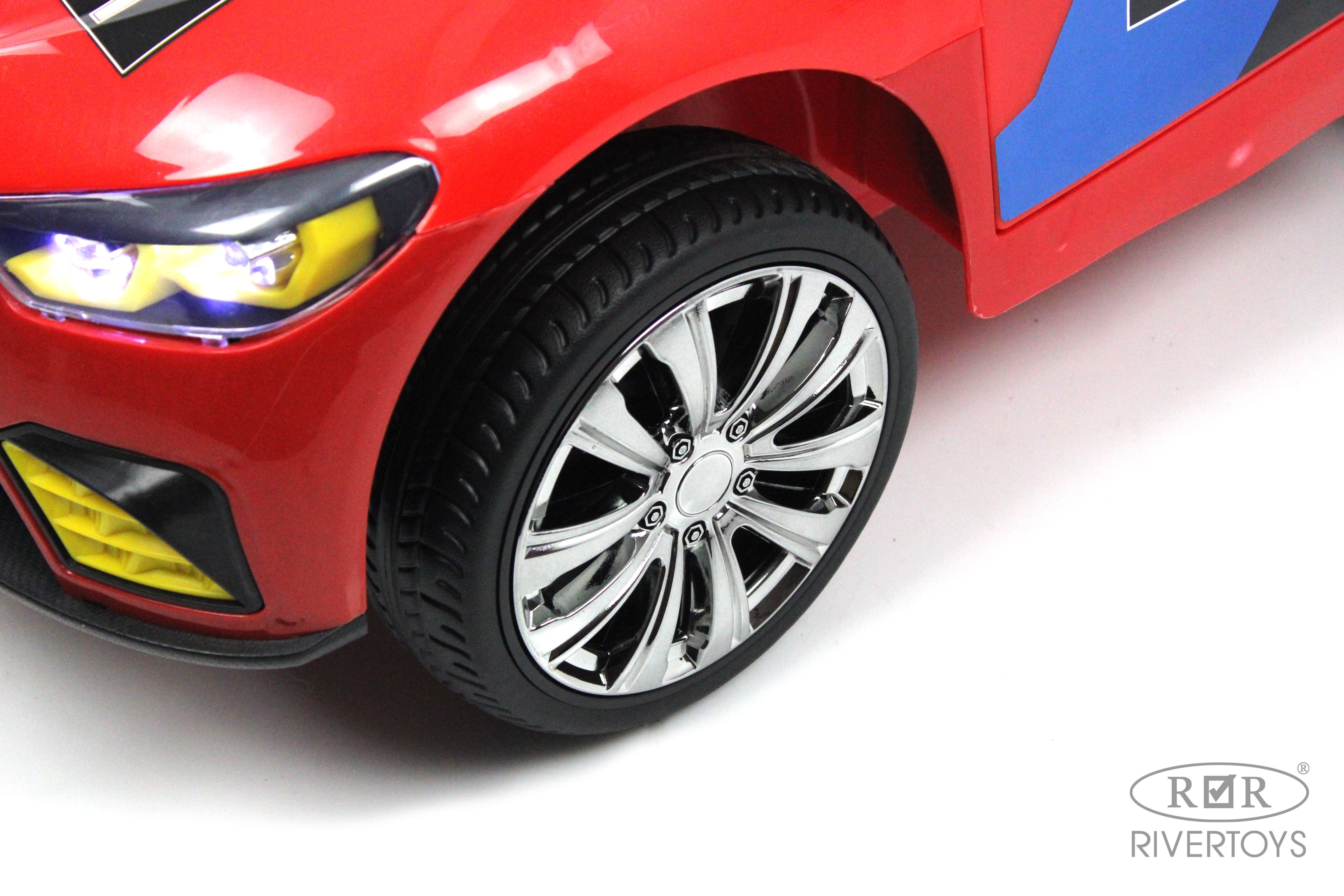Электромобиль RIVERTOYS F444FF-RED С пультом ДУ - фото 11
