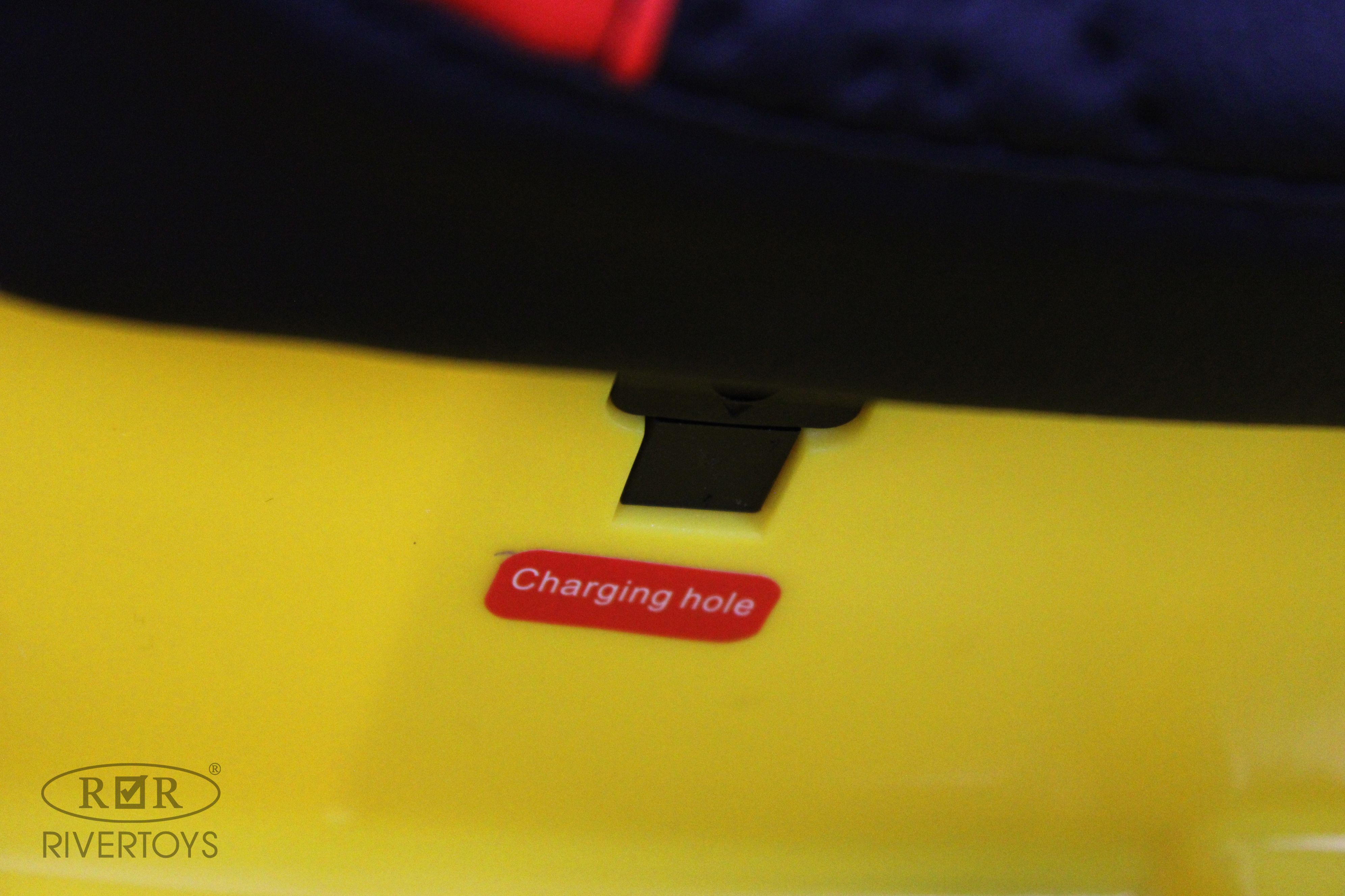 Электромобиль RIVERTOYS F444FF-YELLOW С пультом ДУ - фото 14