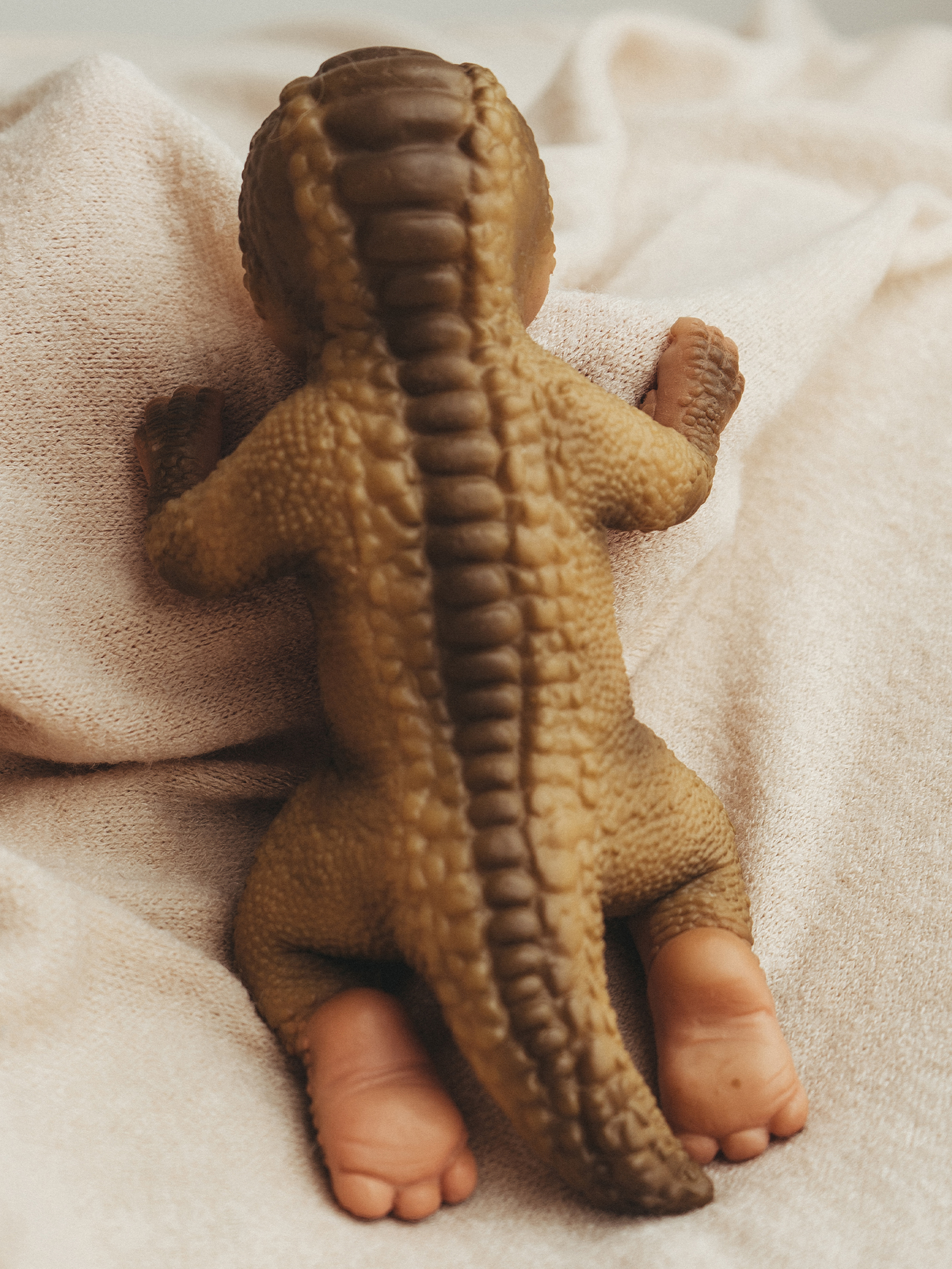 Кукла мини Magic Manufactory Magic Dino Игуанодон высота 22 см 4631163177443 - фото 6