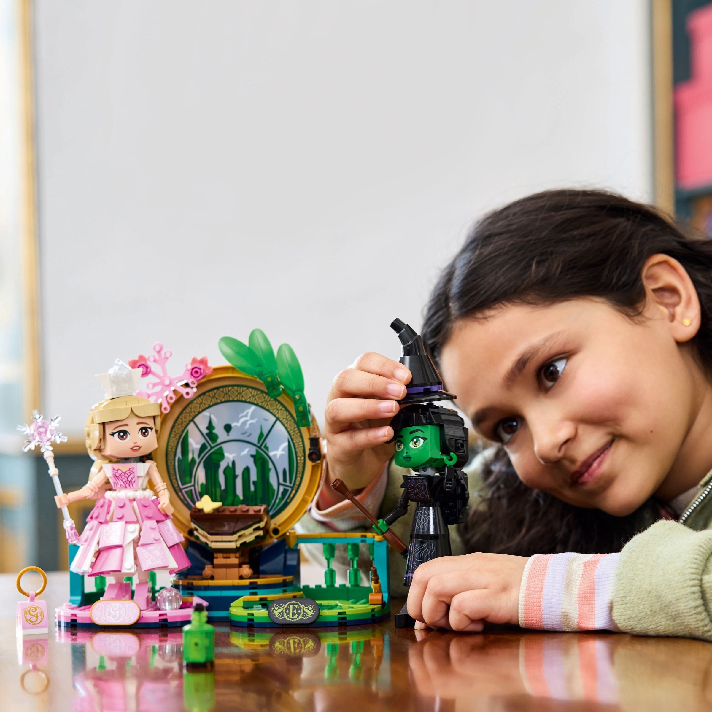Конструктор LEGO Seasonal Фигурки Эльфабы и Глинды 558 дет. - фото 5
