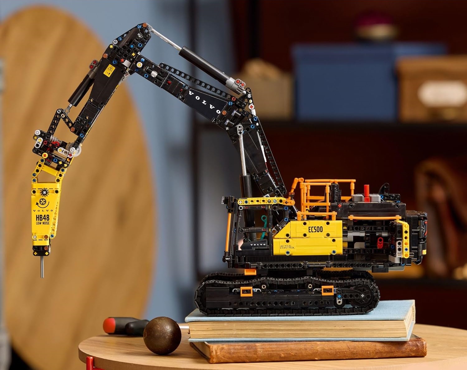 Конструктор LEGO Technic Volvo EC500 Hybrid Excavator 2359 дет. - фото 3