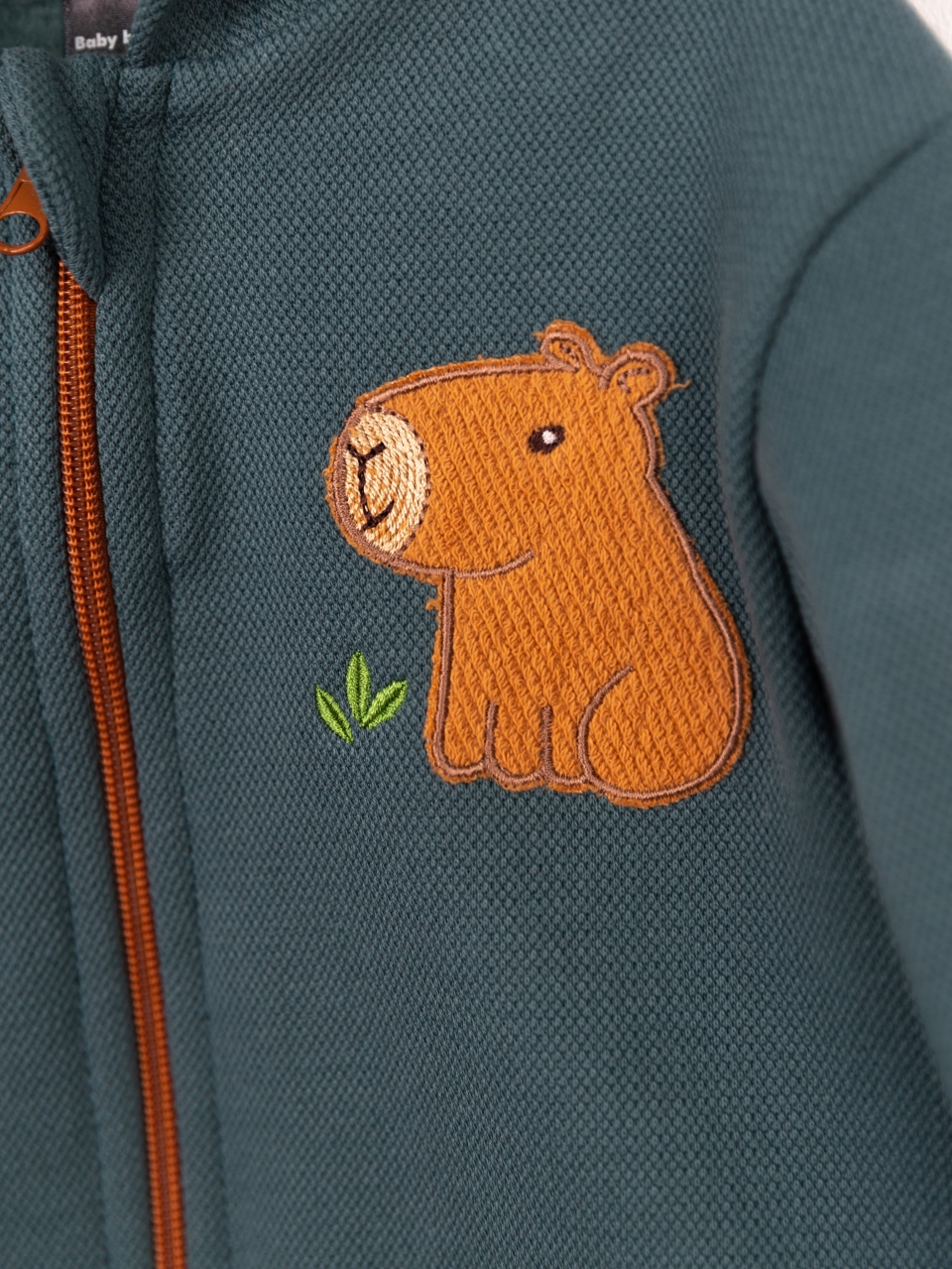 Костюм Baby boom КД573/1-Ф пике аппликация капибара полынь - фото 5