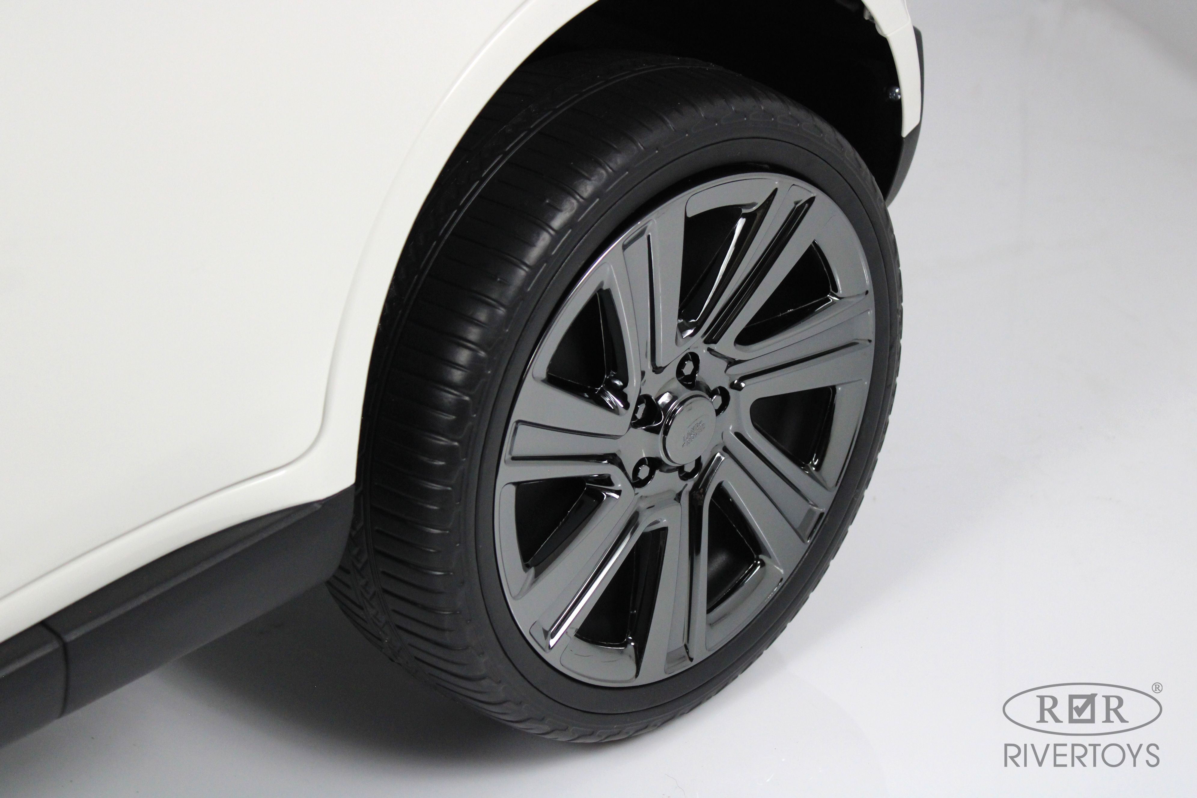 Электромобиль RIVERTOYS Y999YY-WHITE С пультом ДУ - фото 10