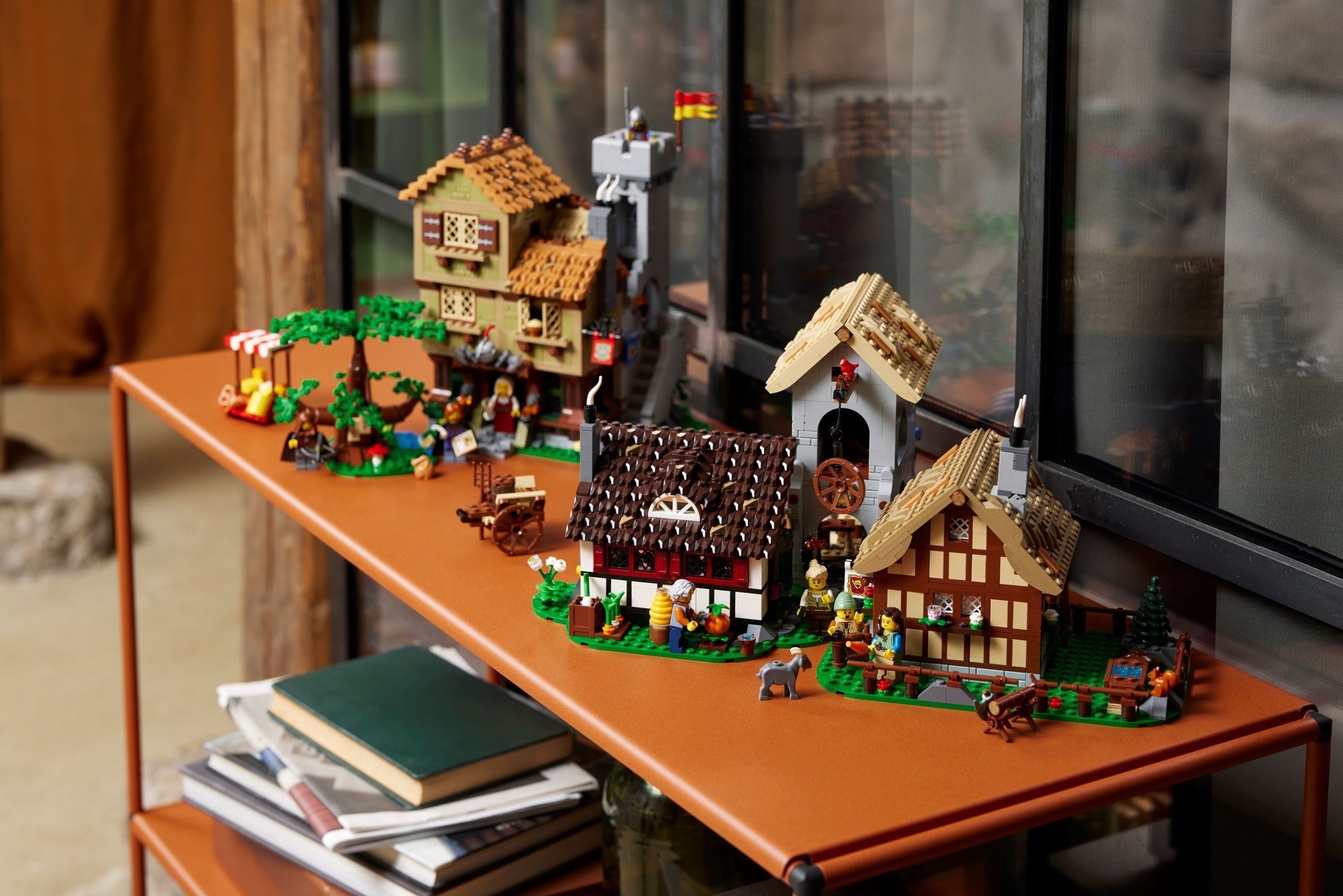 Конструктор LEGO Icons 10332 3304 дет. - фото 3