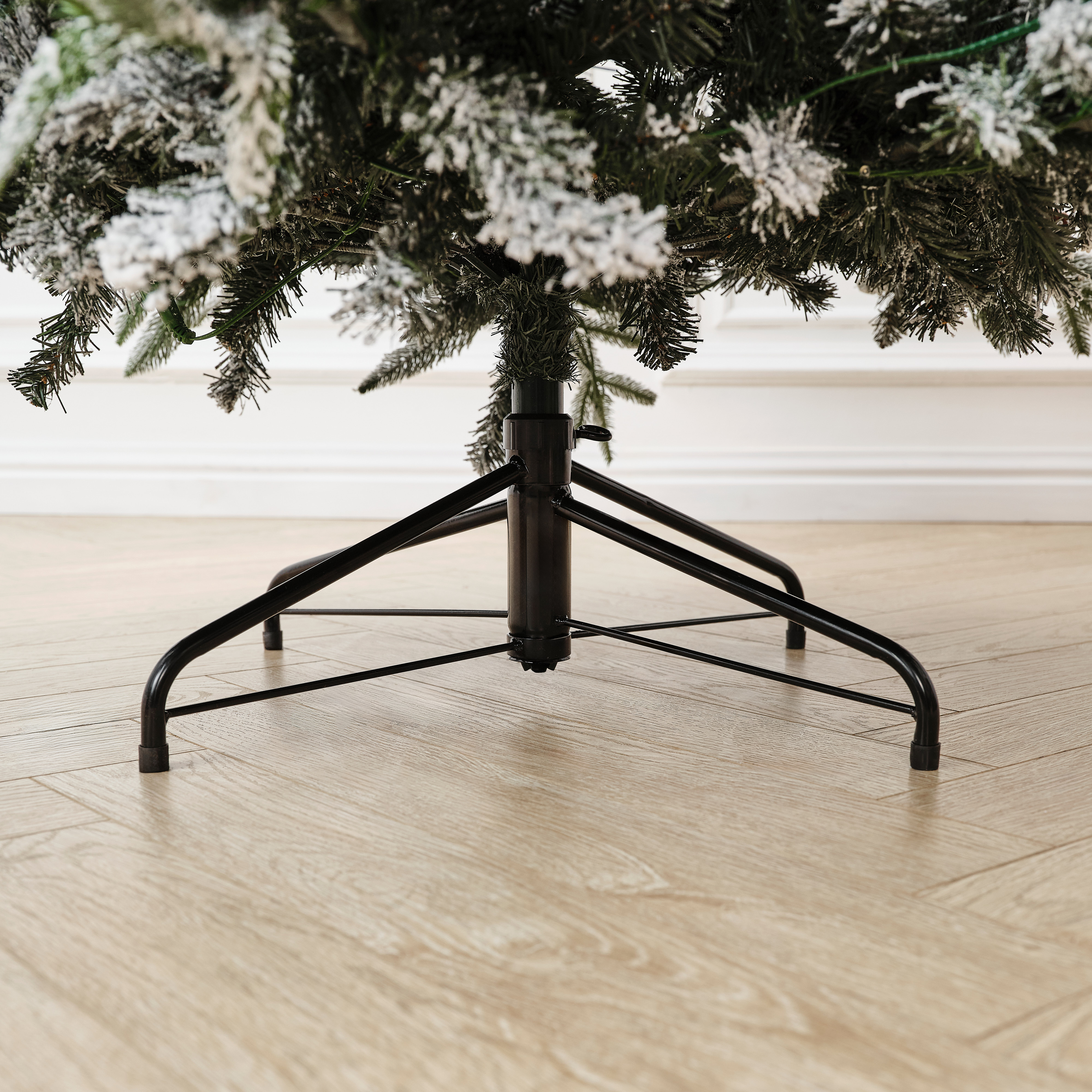 Елка искусственная BINOSHE Ile Grande LED заснеженная с шишкой и подсветкой 240 см - фото 8