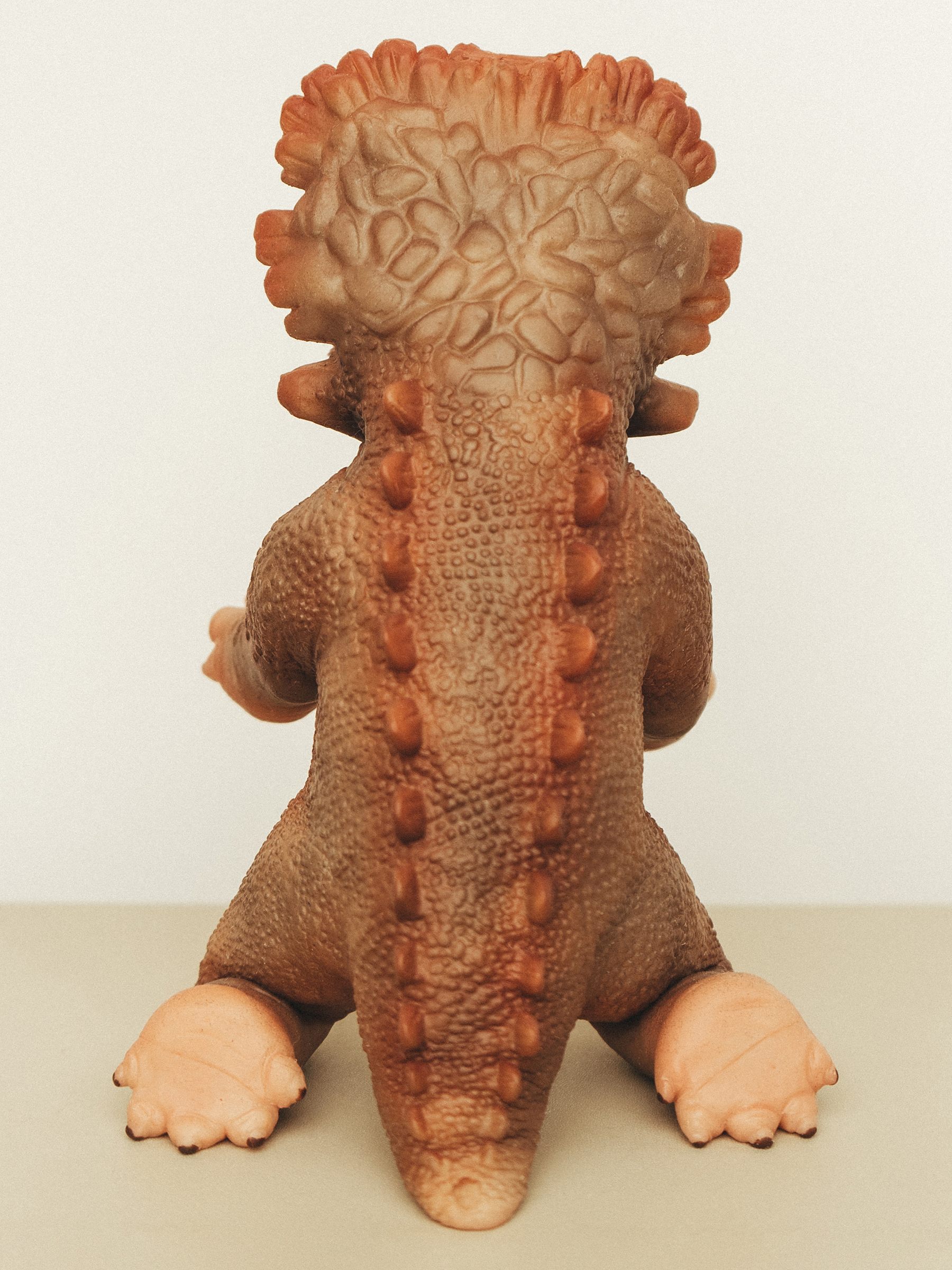 Кукла мини Magic Manufactory Magic Dino Трицератопс высота 24 см 4631163177450 - фото 9