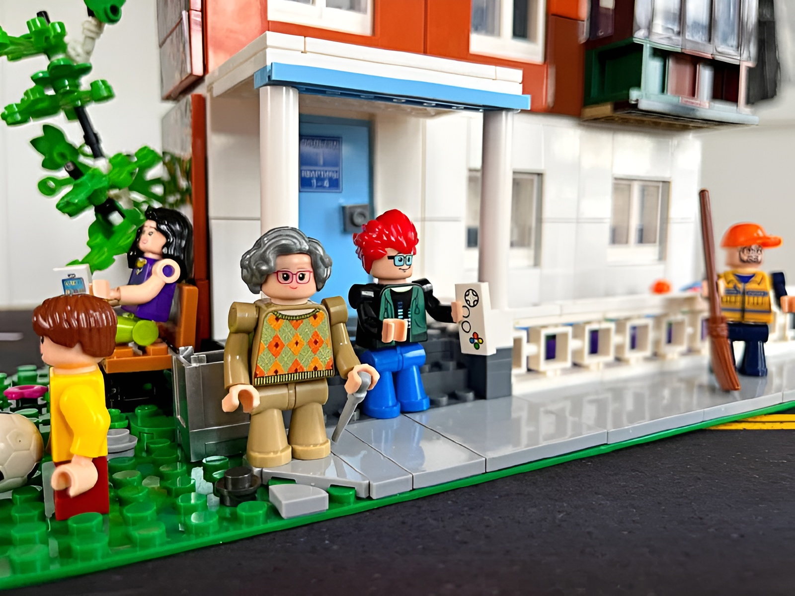 Конструктор brick labs Жилой дом Бриксити из мини-блоков 1097 дет. - фото 14