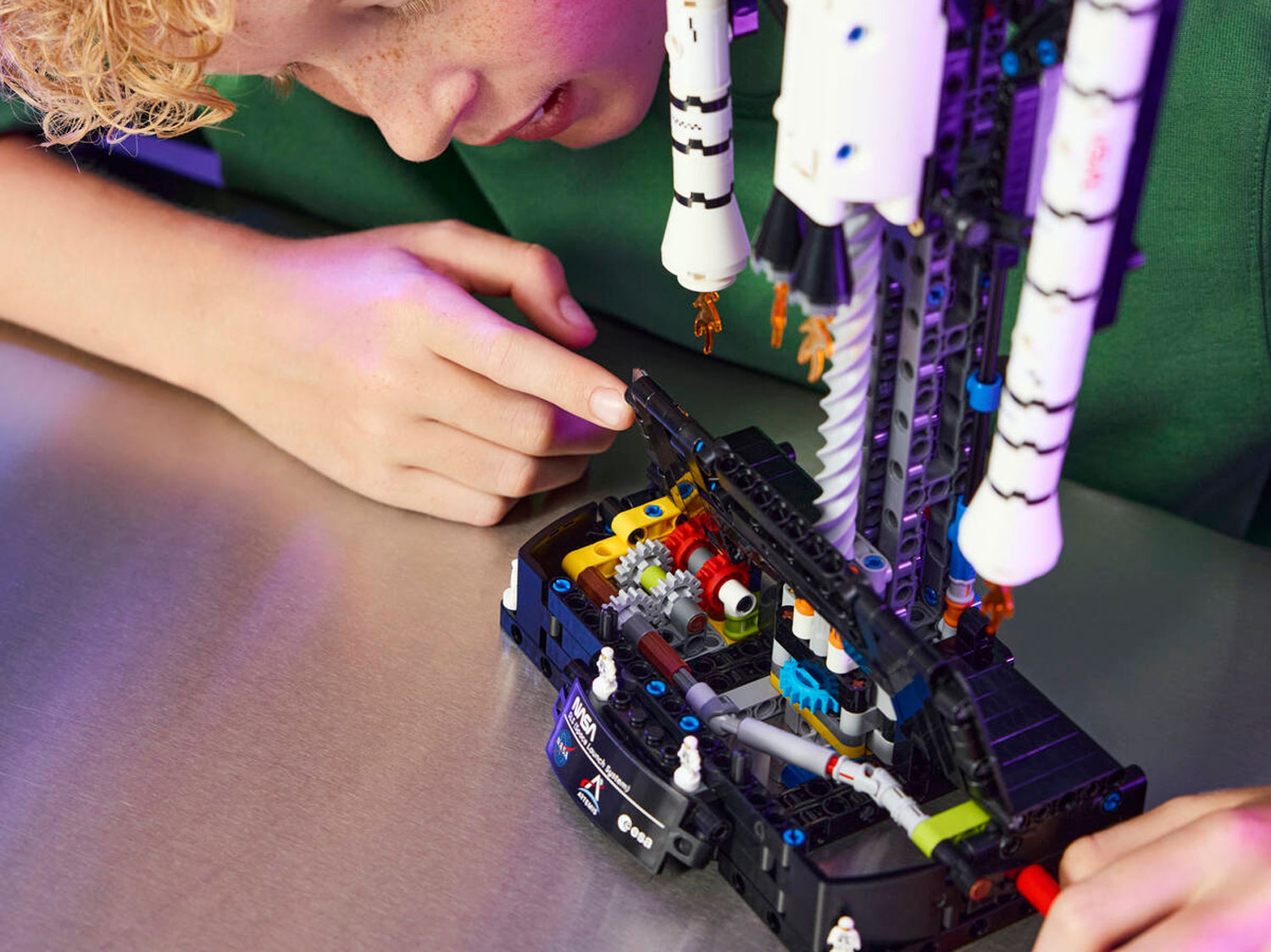 Конструктор LEGO Technic Космическая пусковая система 632 дет. - фото 9