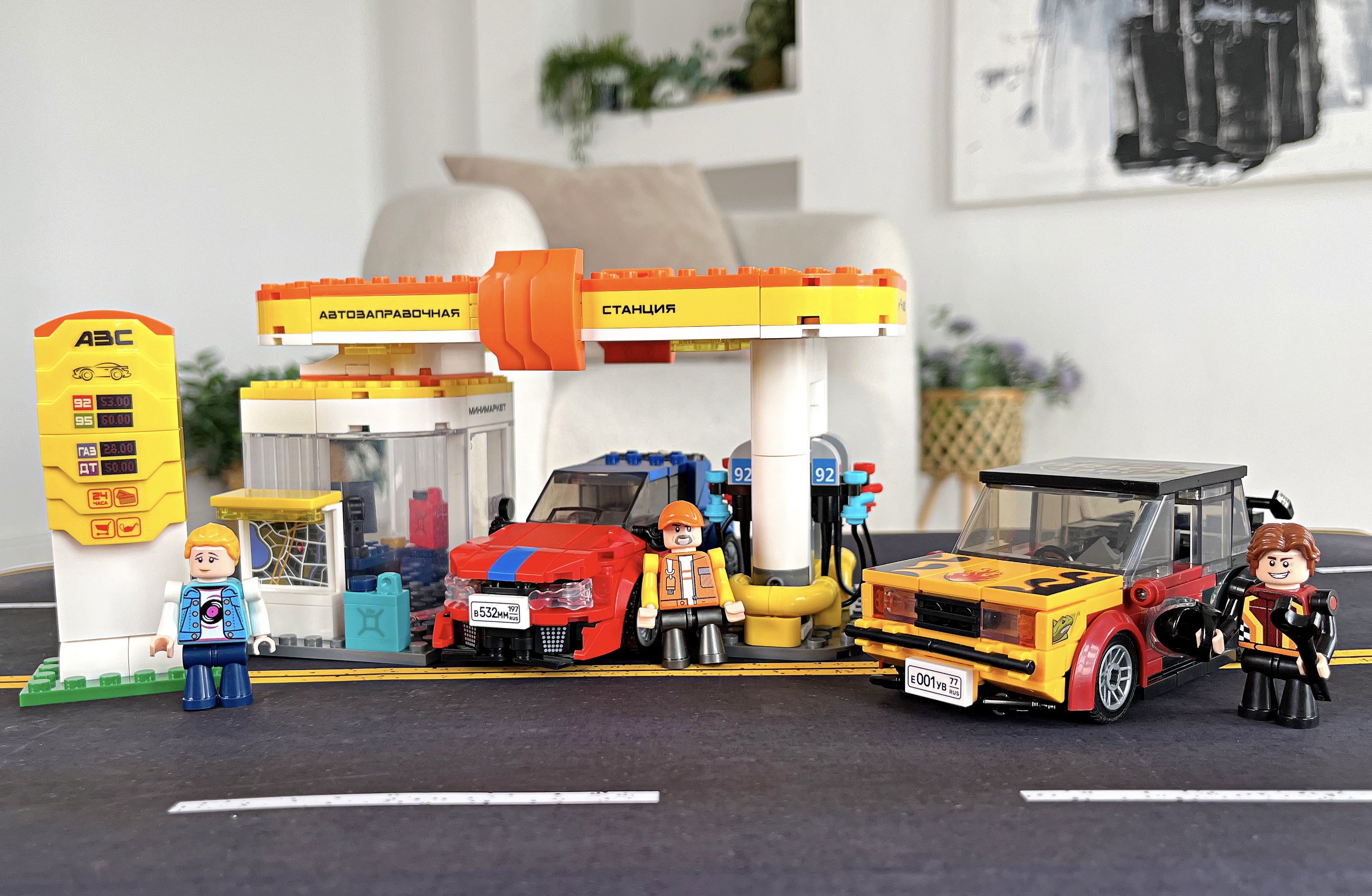 Конструктор brick labs Дрифт на заправке Бриксити из мини-блоков 618 дет. - фото 2