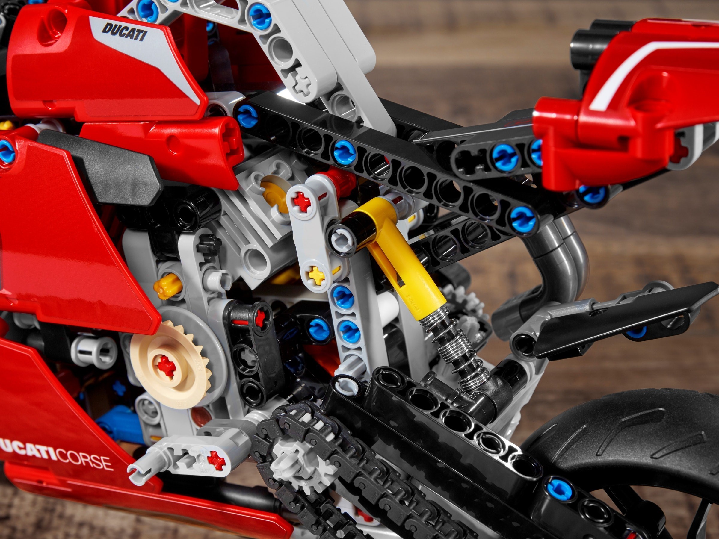 Конструктор LEGO Technic 42107 646 дет. - фото 15