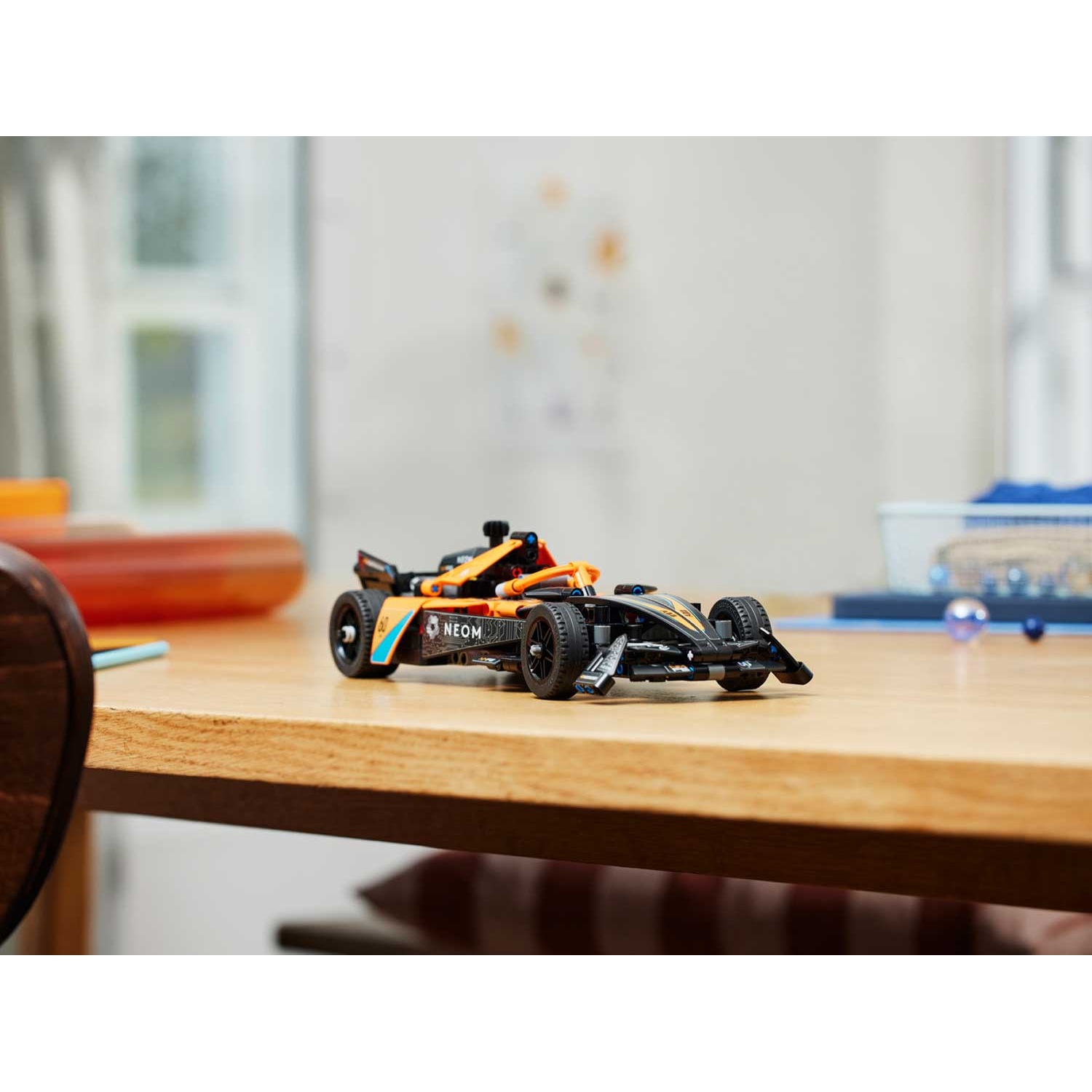 Конструктор LEGO Technic NEOM Formula E Pull-Back 452 дет. - фото 10