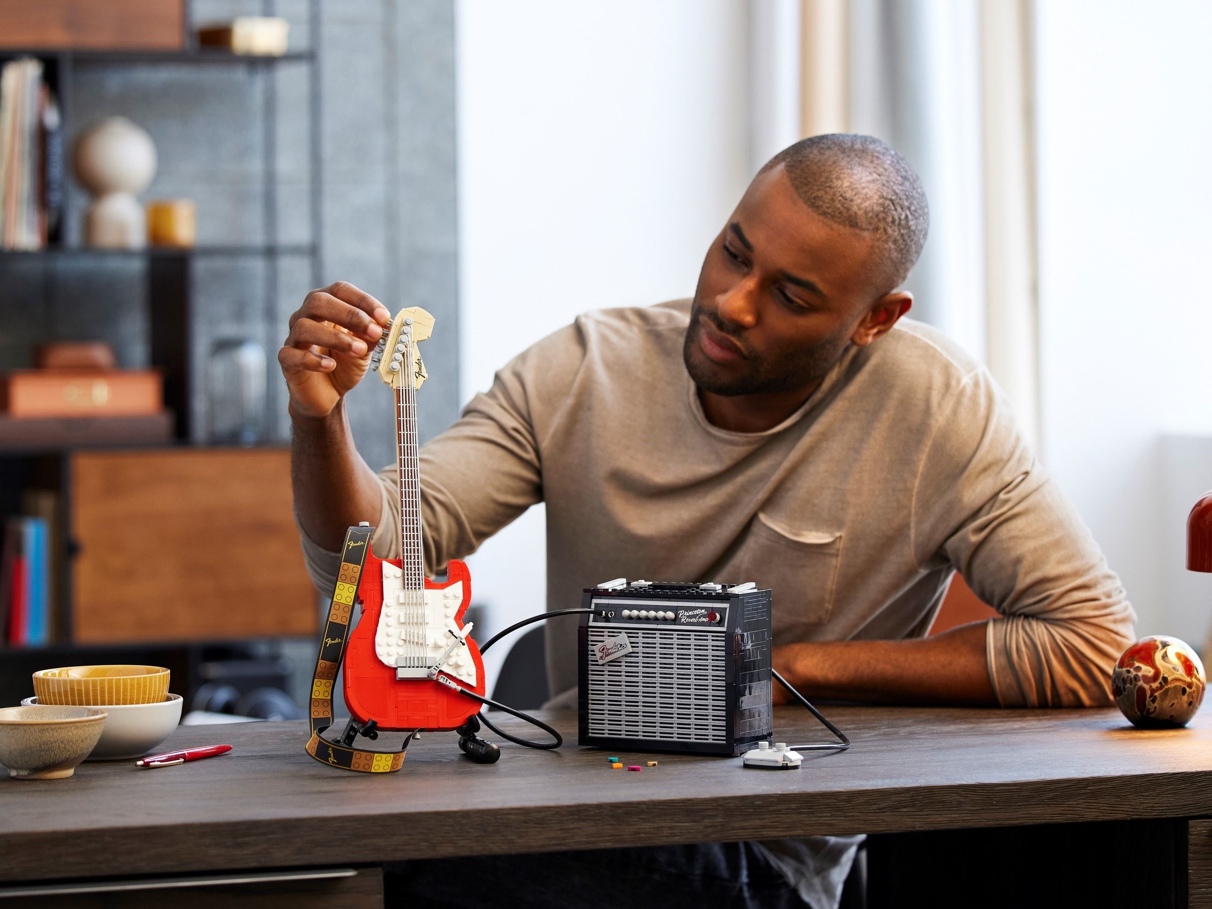 Конструктор LEGO Ideas Гитара Fender Stratocaster 2065 дет. - фото 21