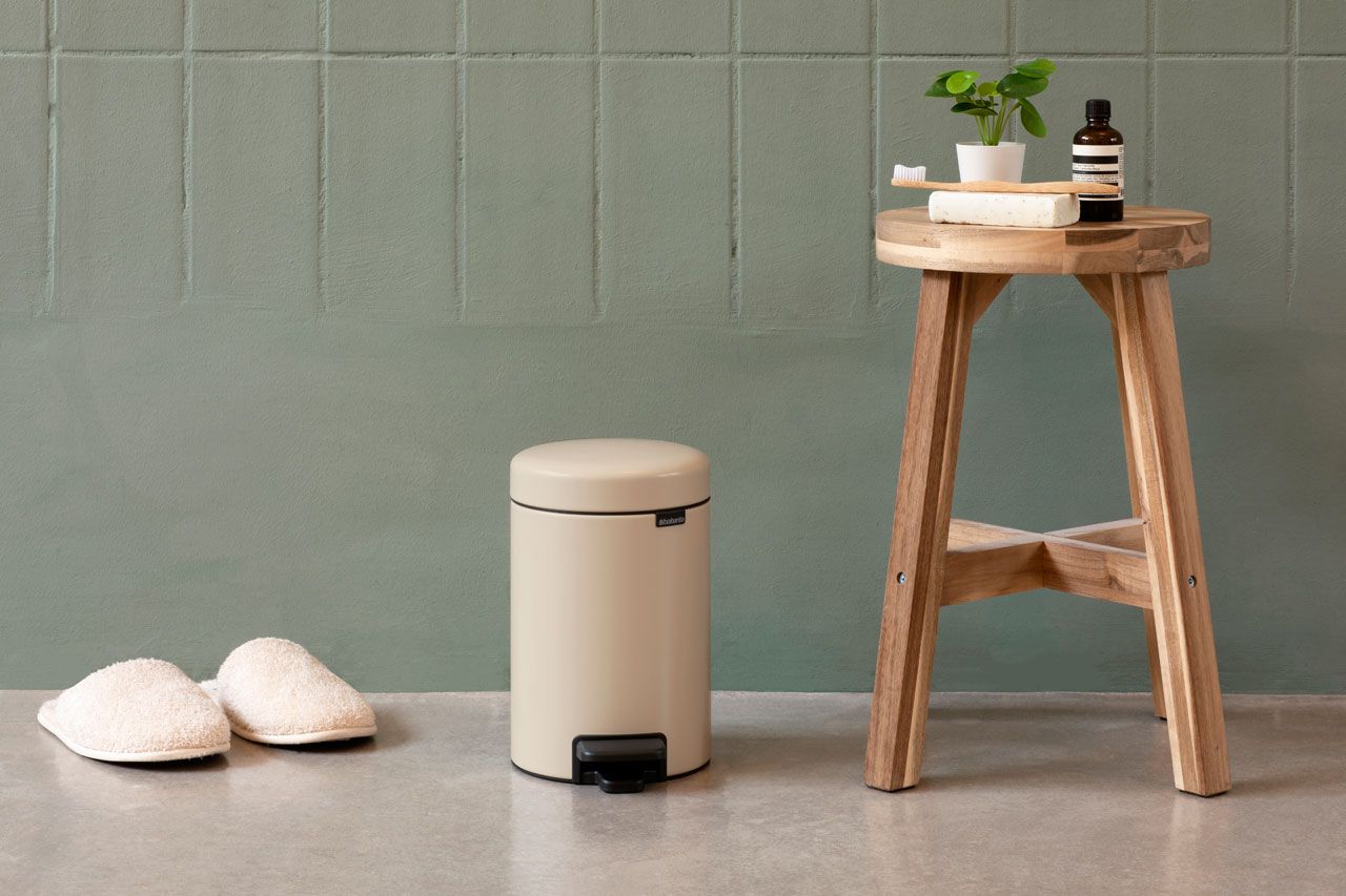 Бак мусорный Brabantia NewIcon с педалью бежевый 5л 149900 - фото 6
