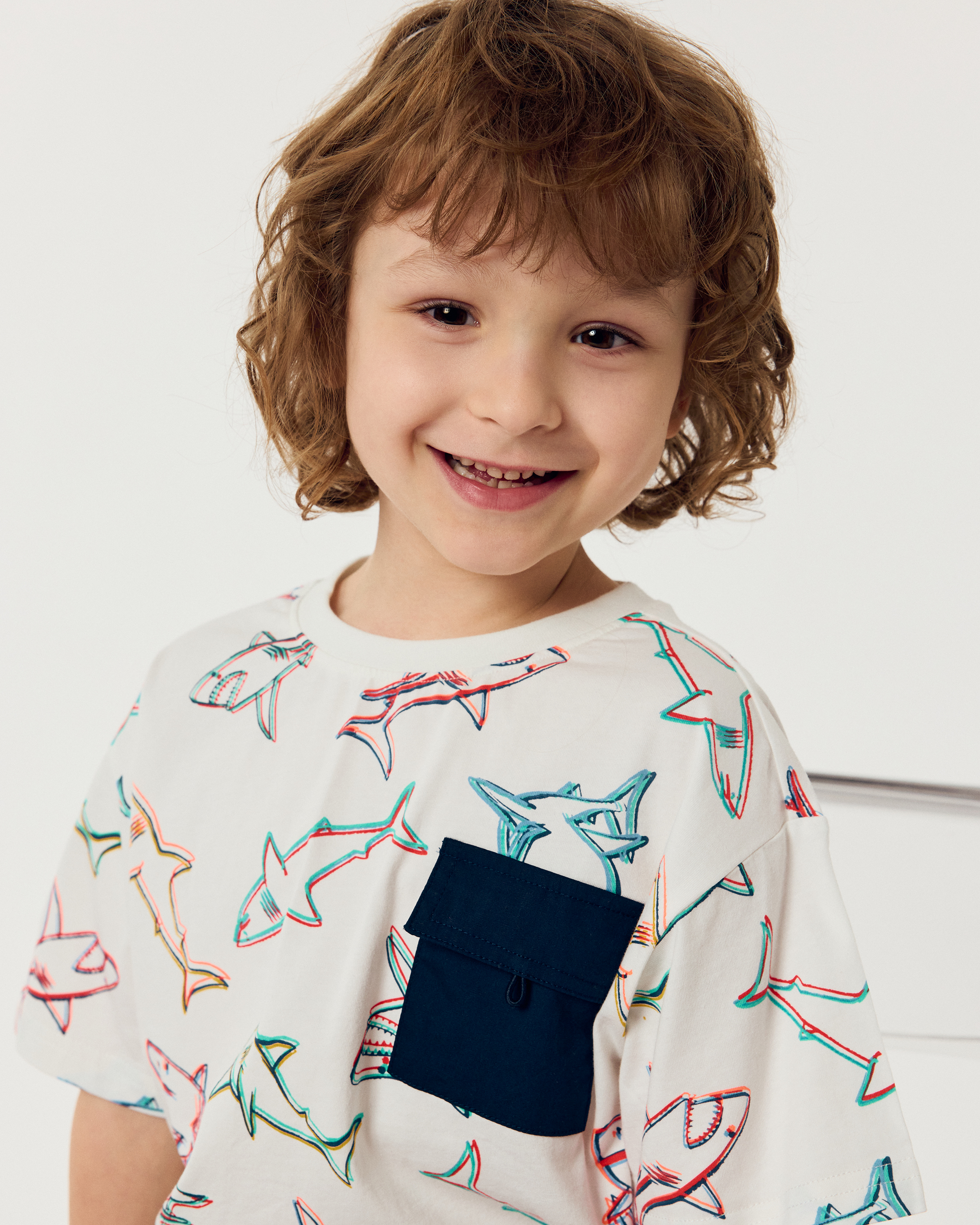 Изображение товара Футболка Futurino 92 белая с принтом акул и карманом Изображение товара Футболка Futurino 92 белая с принтом акул и карманом