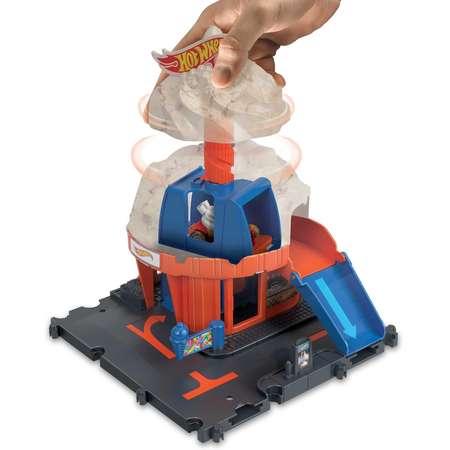 Трек Hot Wheels Ice Cream Swirl с лифтом