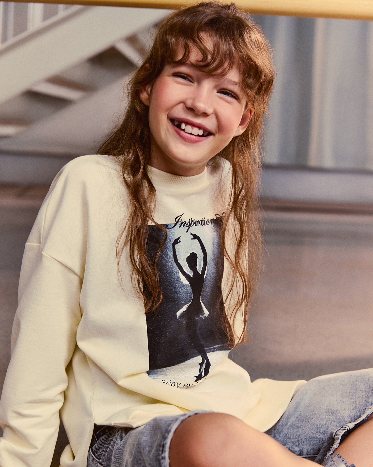 Изображение товара Белый детский свитшот Futurino 140 с принтом и разрезами для девочки