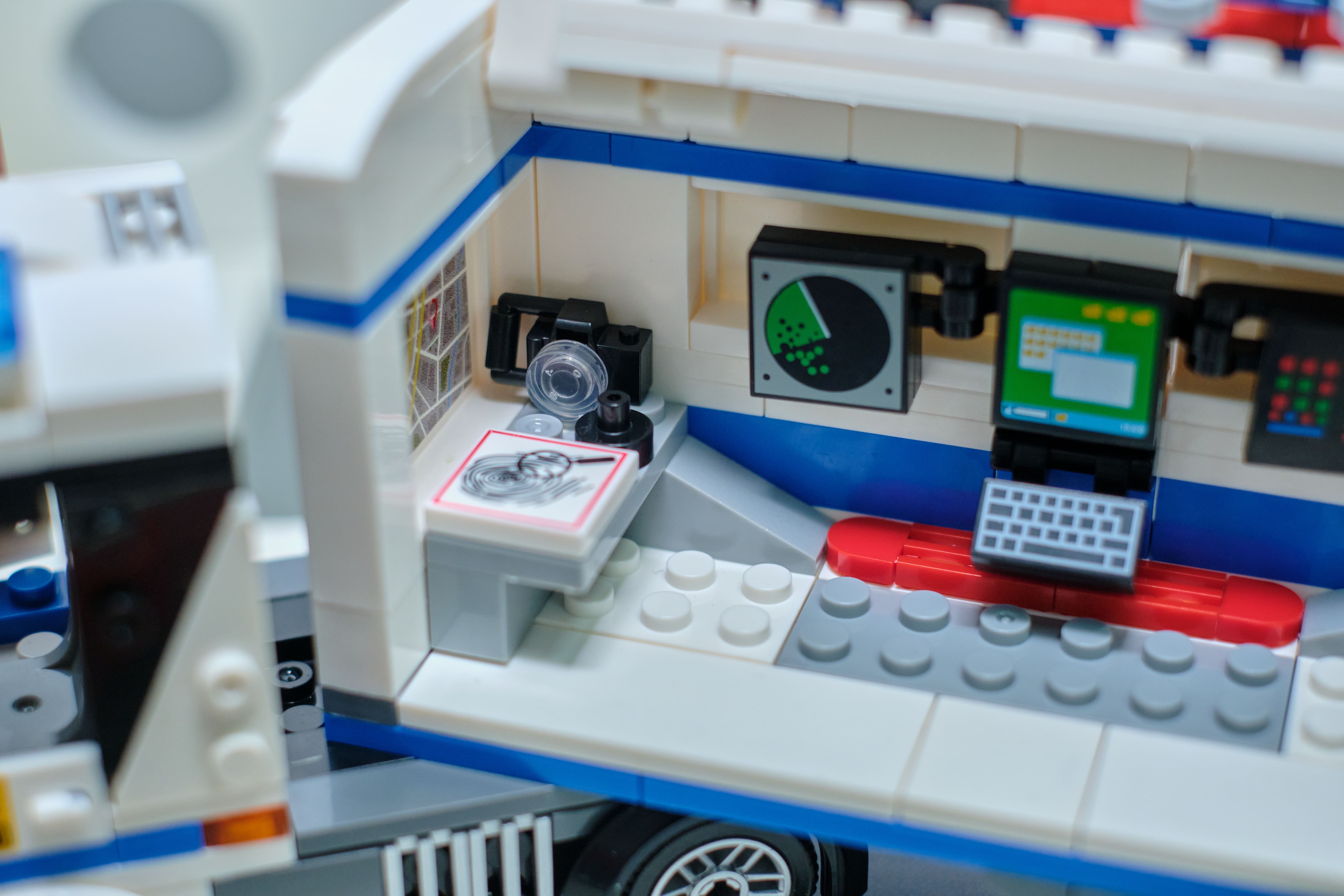 Конструктор brick labs Полицейский трак 572 дет. - фото 23