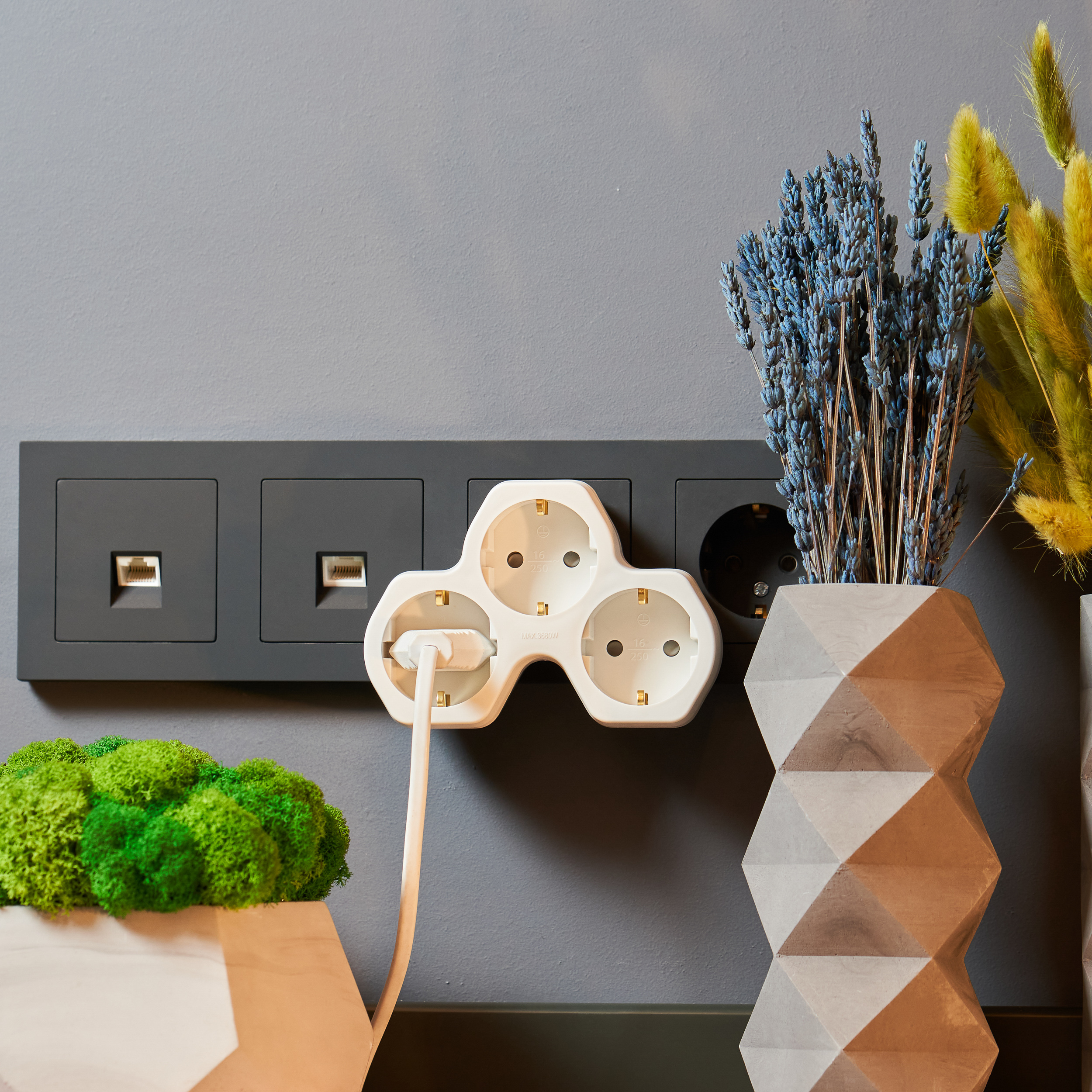 Тройник электрический REXANT с заземлением и защитными шторками белый - фото 6