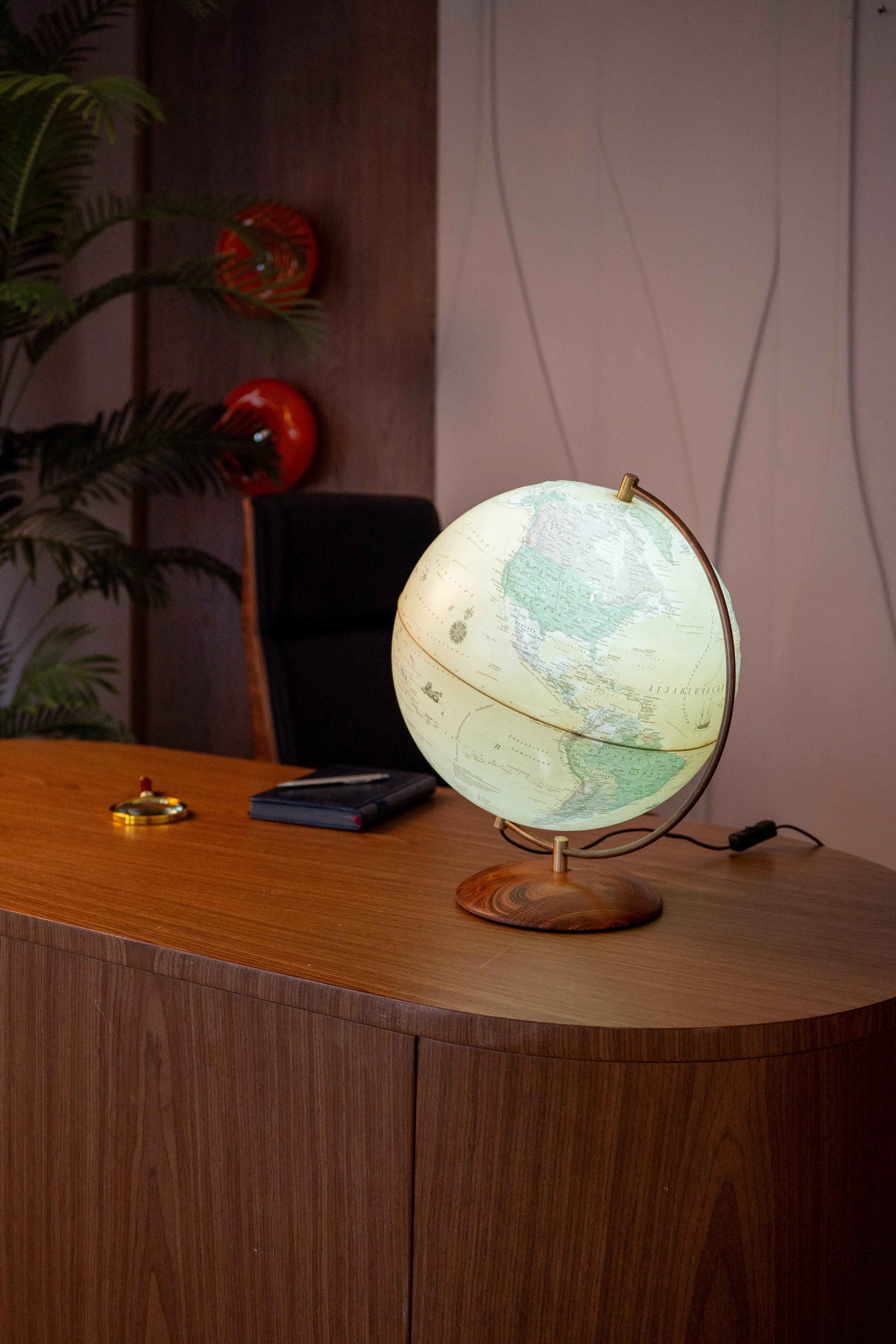 Глобус Globen Антик на подставке из натурального дерева рельефный с подсветкой - фото 11